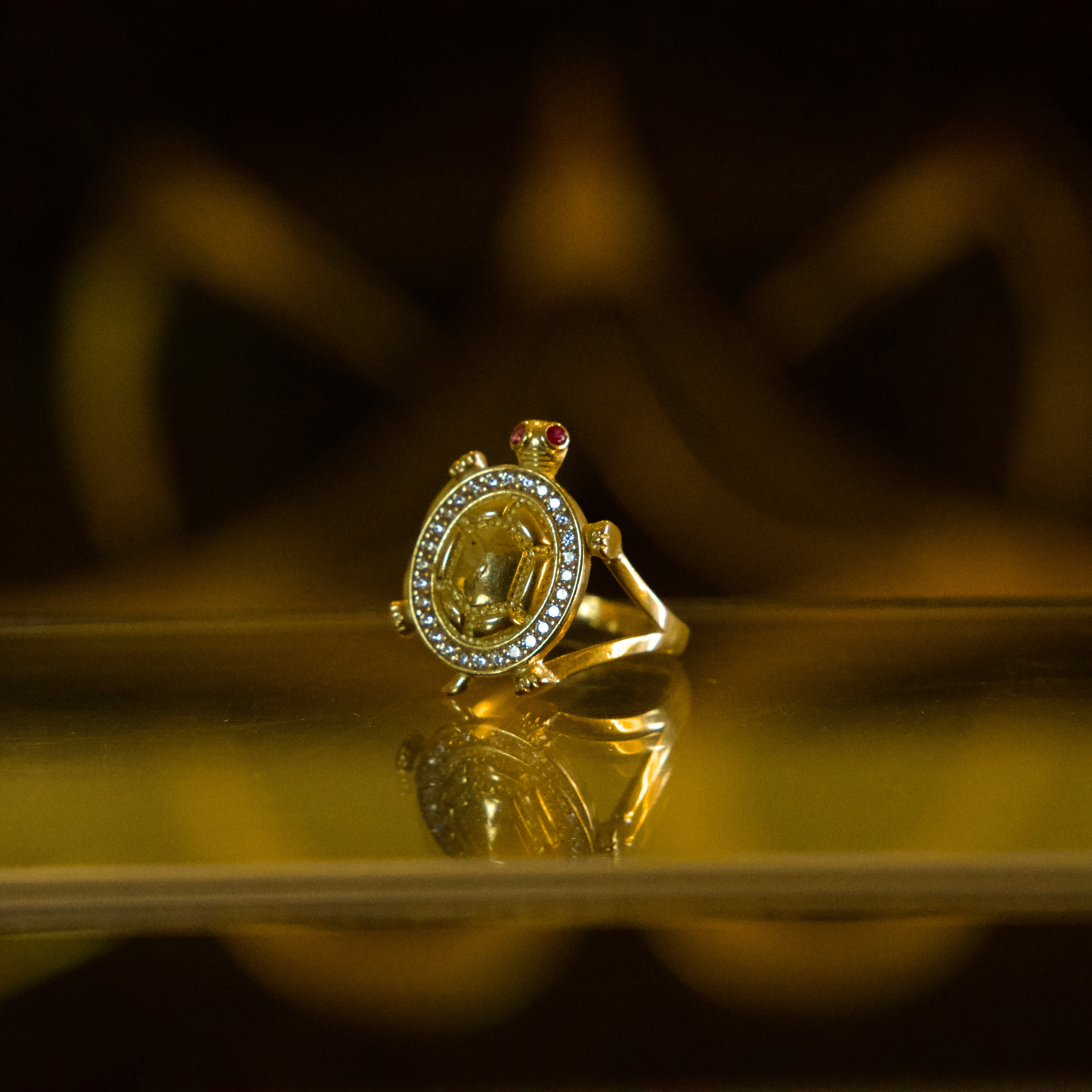 Anillo de Tortuga con Zirconias Blancas 10K