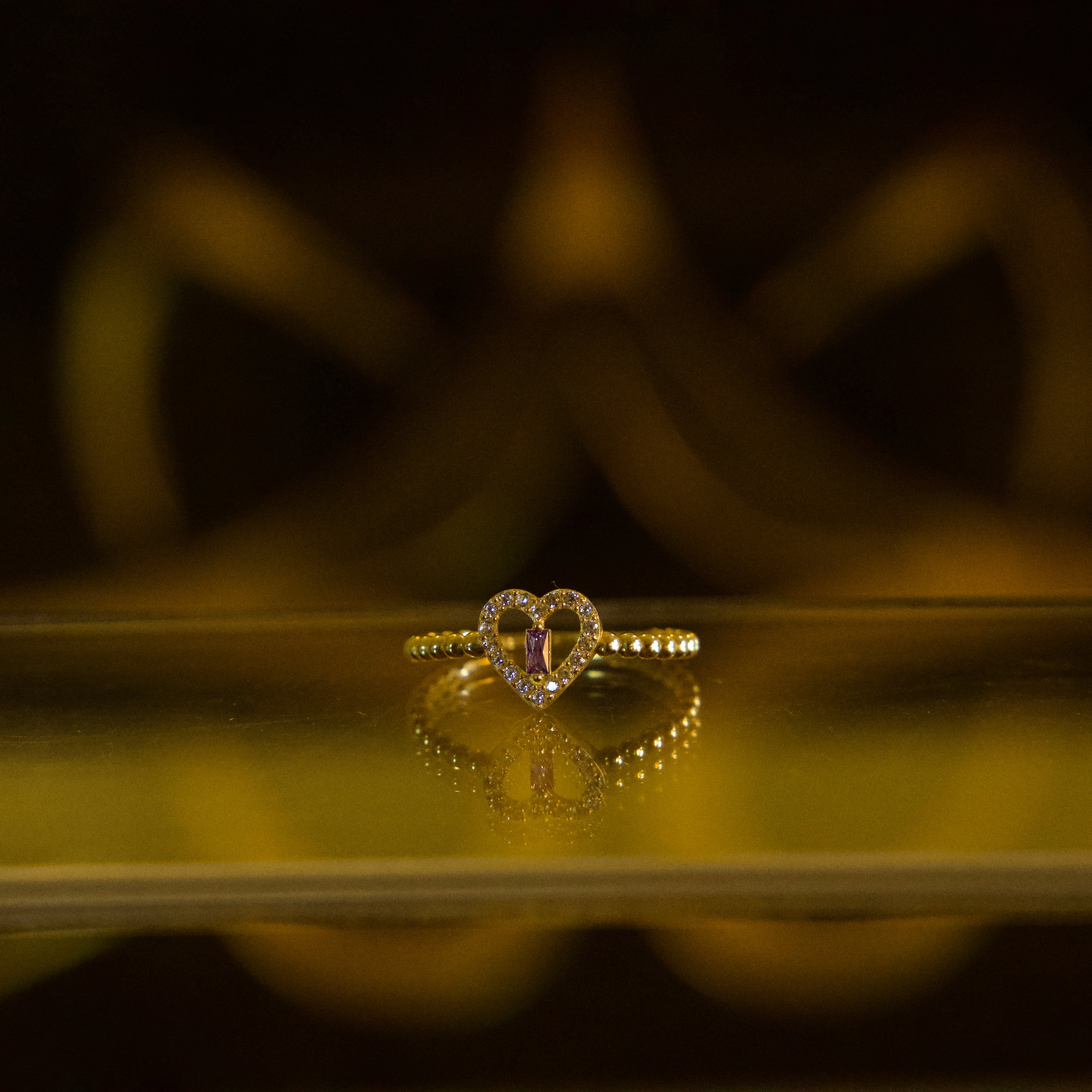 Anillo de Corazón con Zirconias Blancas y Piedra Lila 10K