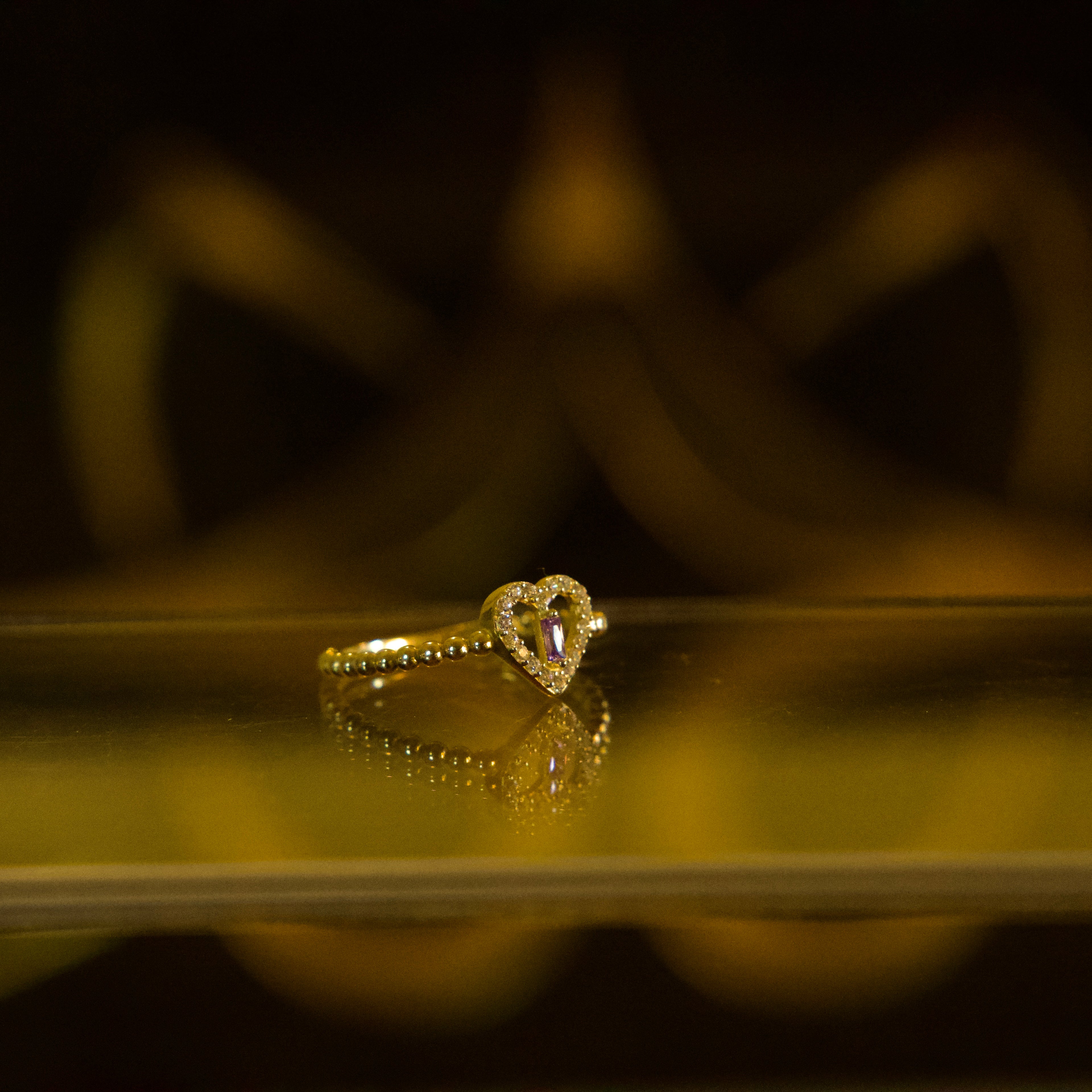 Anillo de Corazón con Zirconias Blancas y Piedra Lila 10K