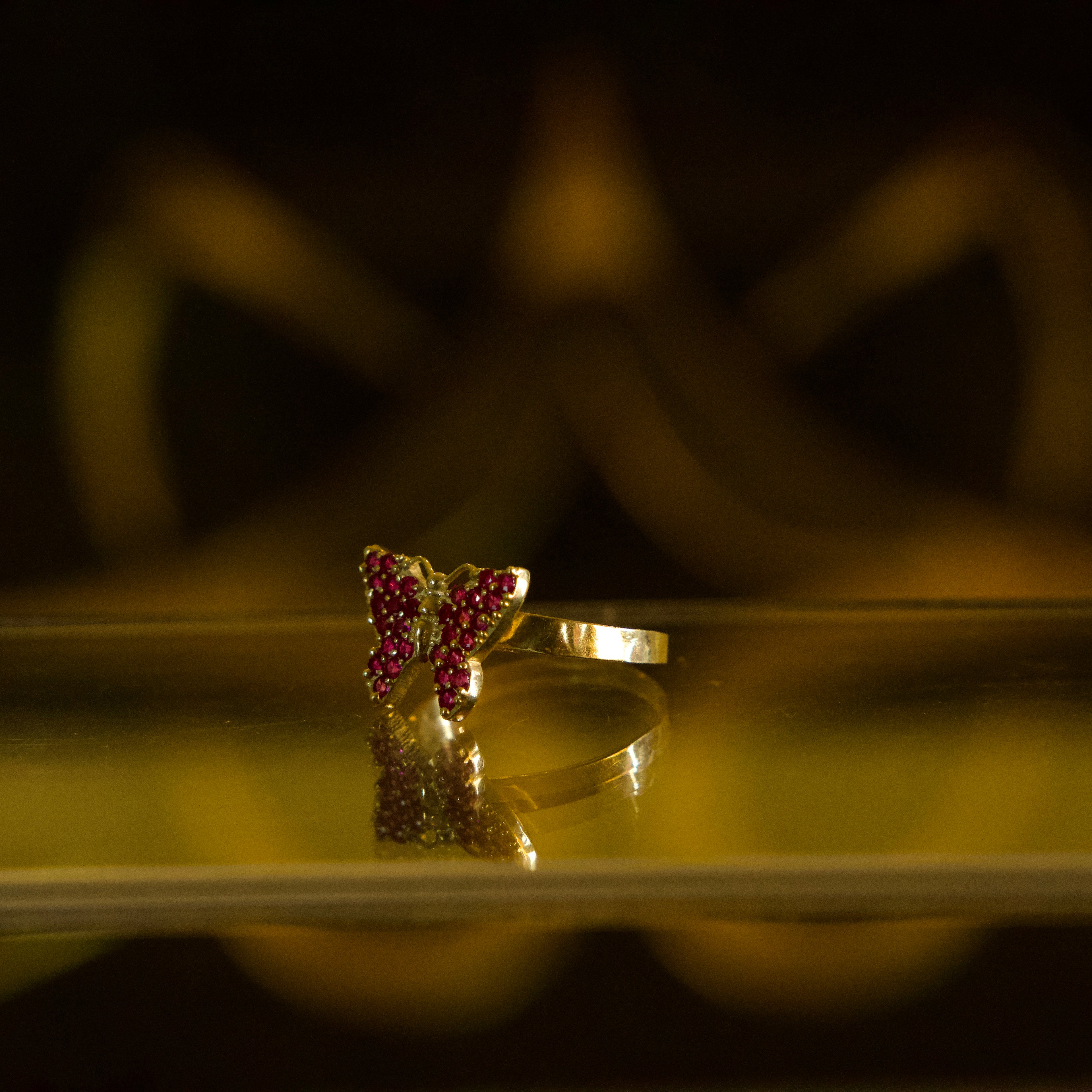 Anillo de Mariposa con Zirconias Fucsia 10K