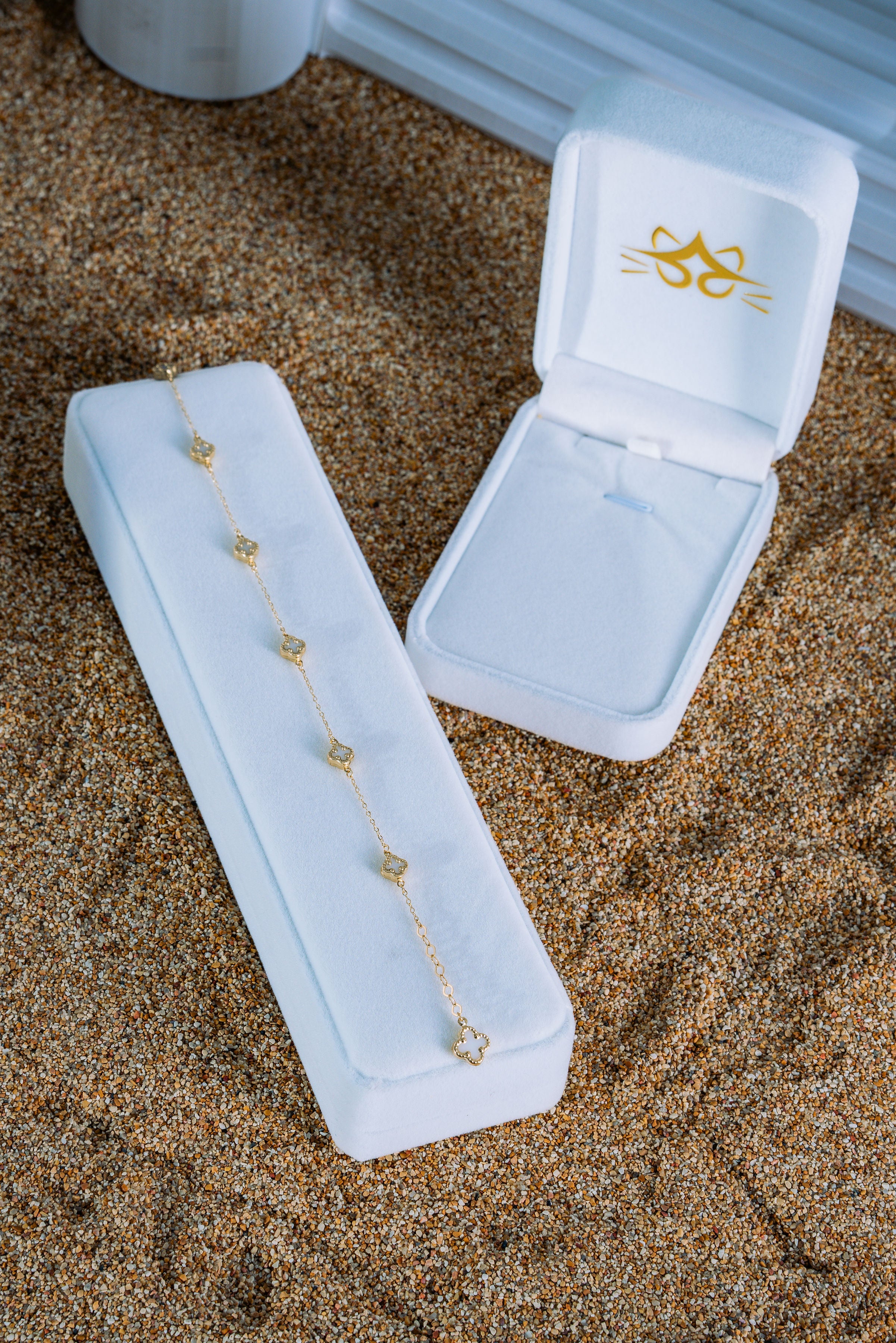 Pulso Van Cleef pequeño blanco 10K