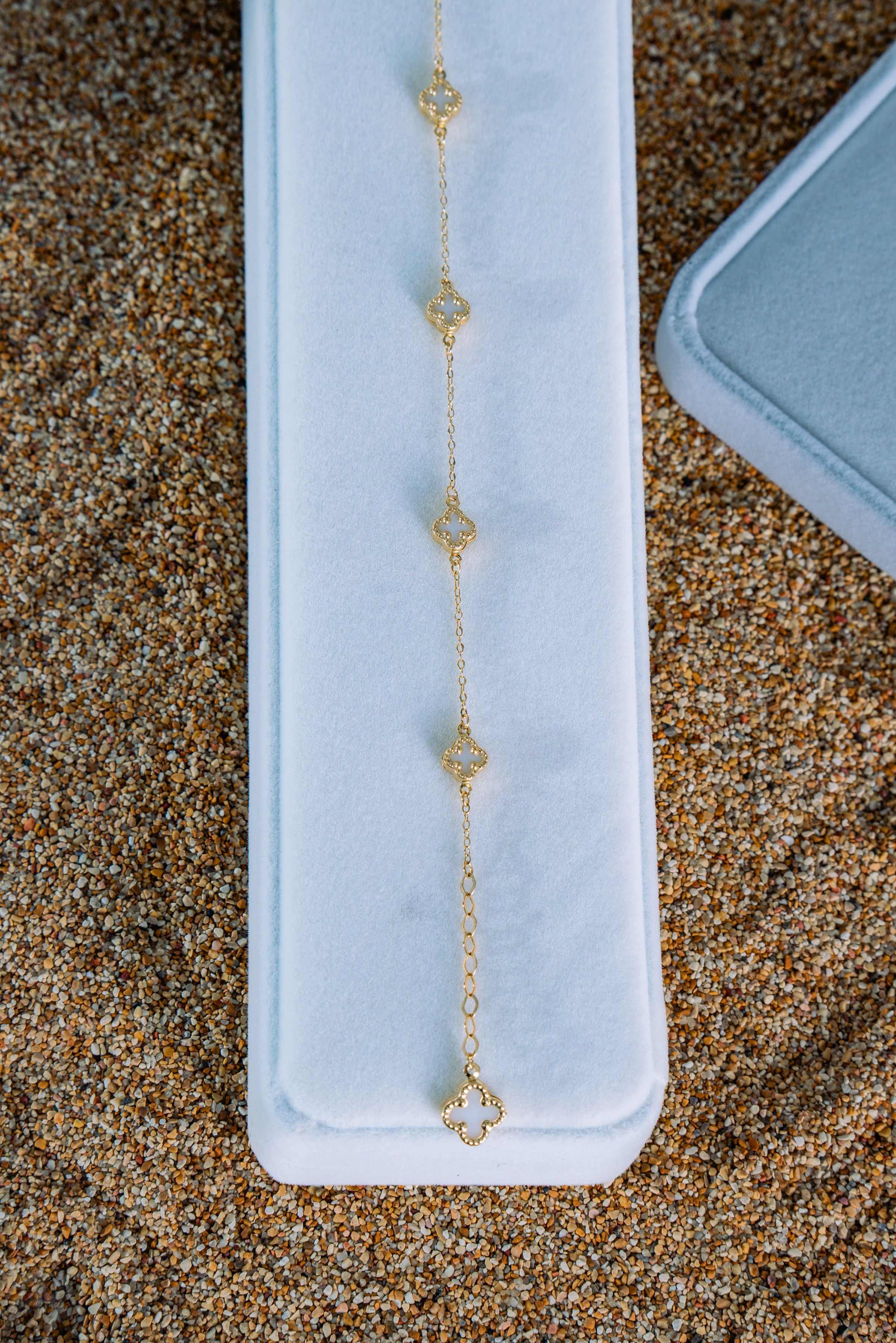 Pulso Van Cleef pequeño blanco 10K