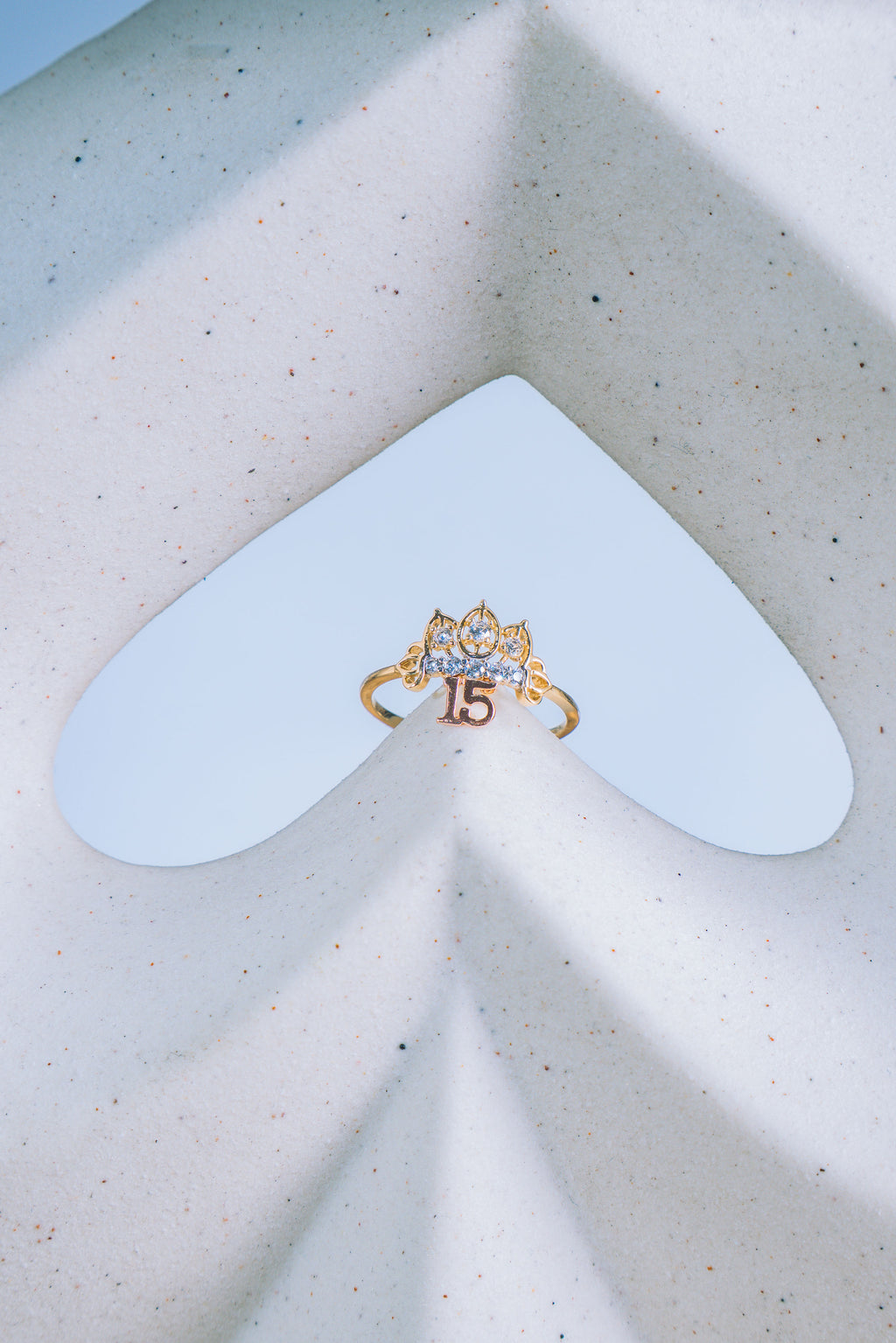 Anillo de 15 años de corona con piedritas blancas 3 oros 14K