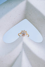 Anillo de 15 años de corona con piedritas blancas 3 oros 14K