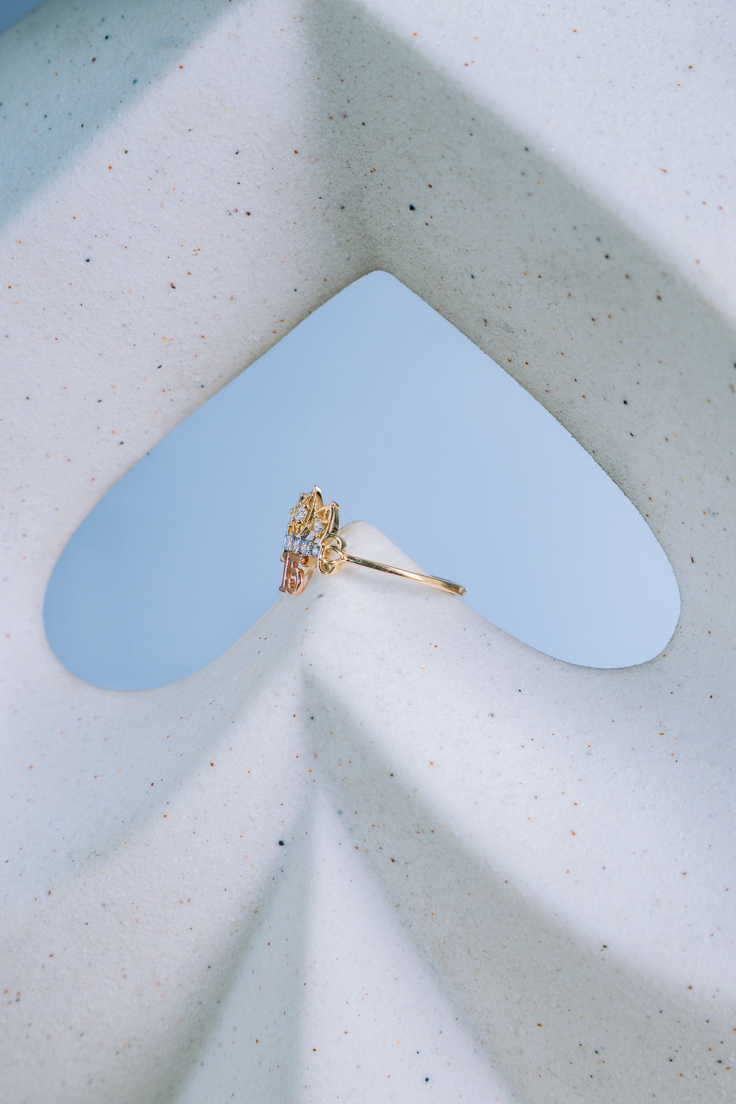 Anillo de 15 años de corona con piedritas blancas 3 oros 14K