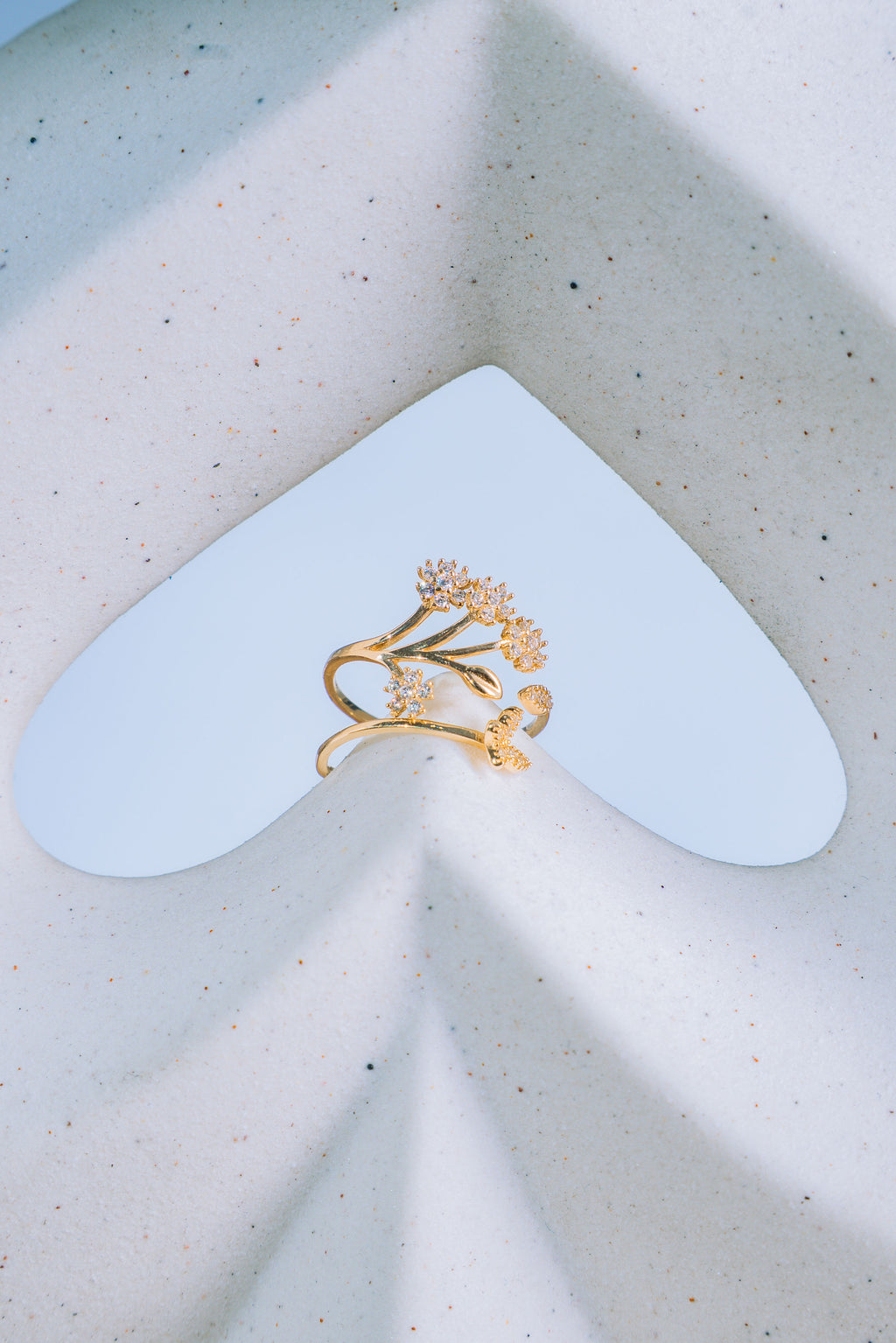 Anillo de flores con mariposa 14K