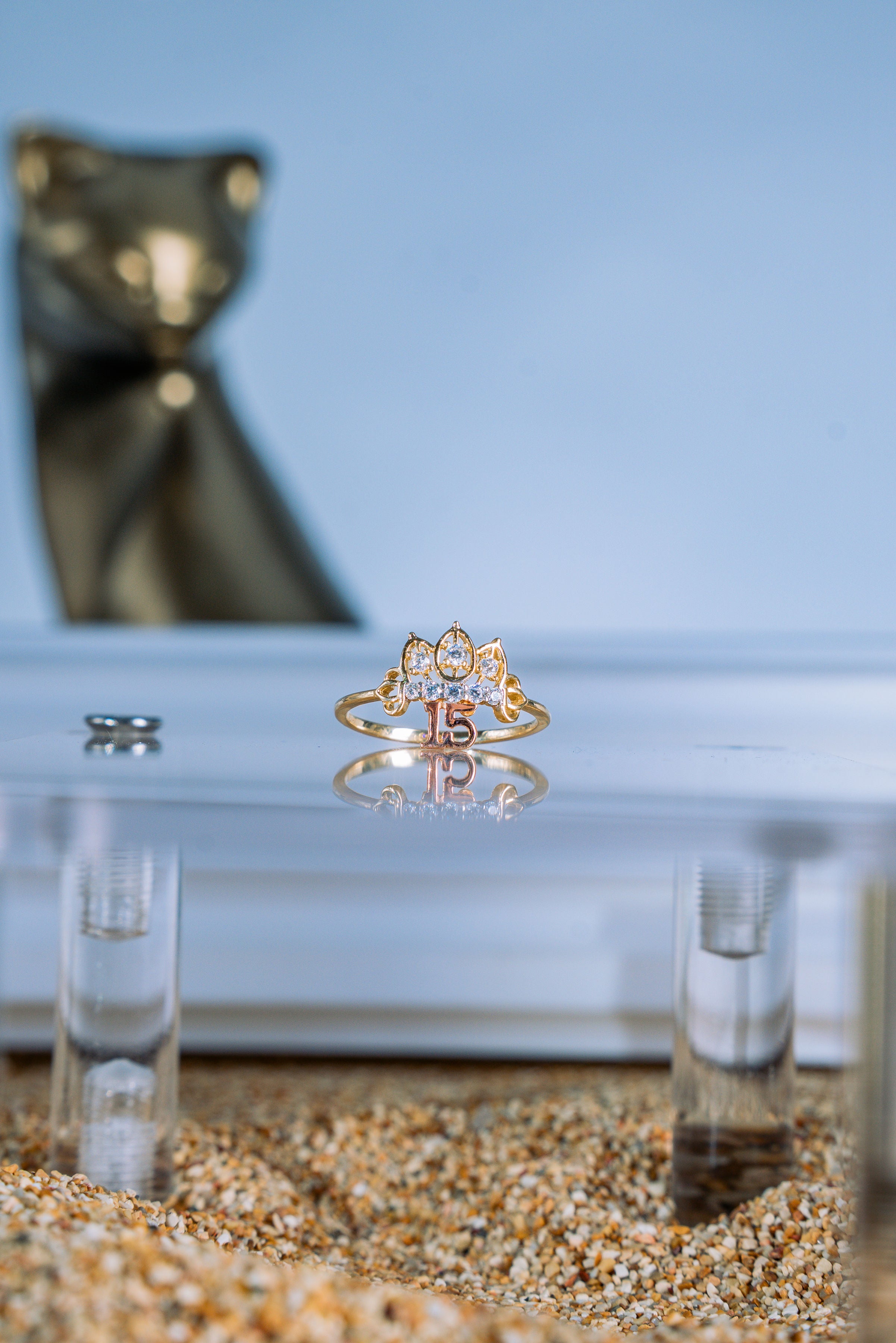 Anillo de 15 años de corona con piedritas blancas 3 oros 14K