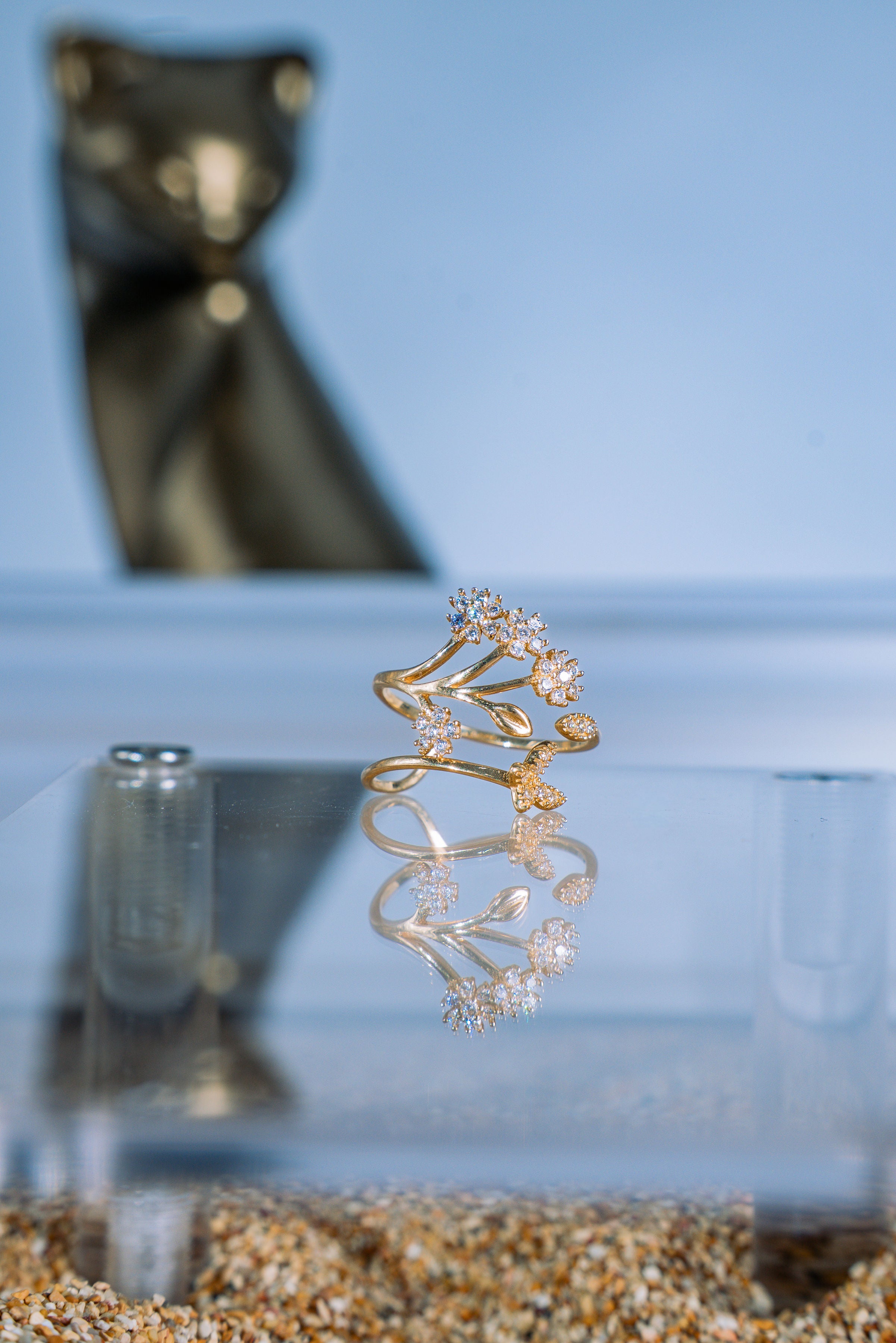 Anillo de flores con mariposa 14K