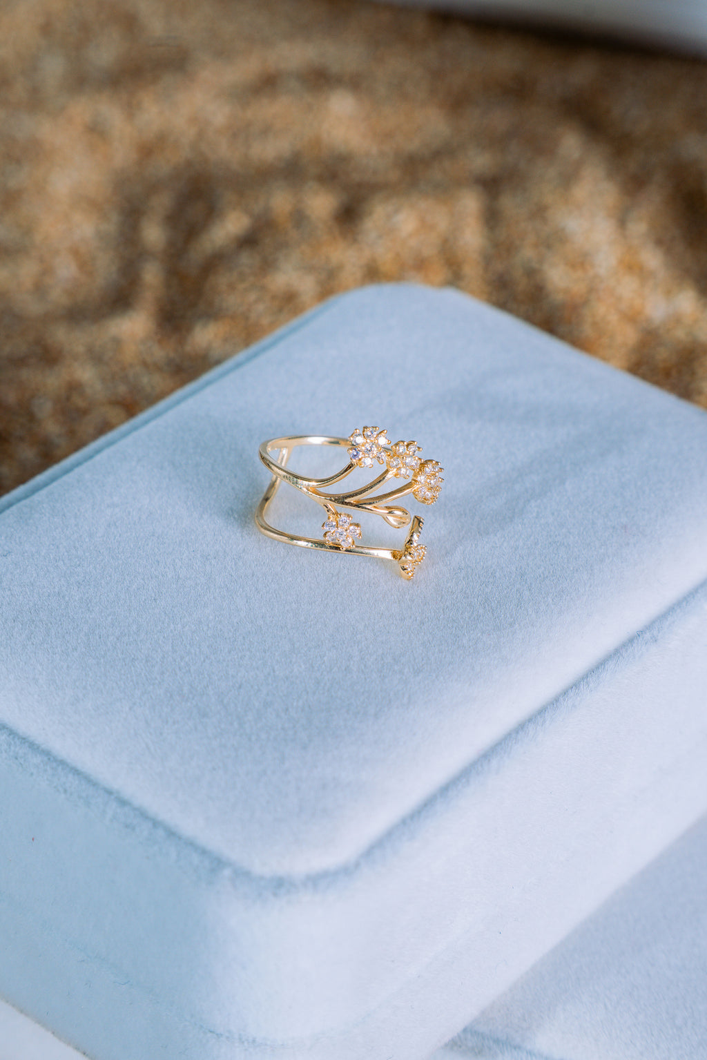 Anillo de flores con mariposa 14K