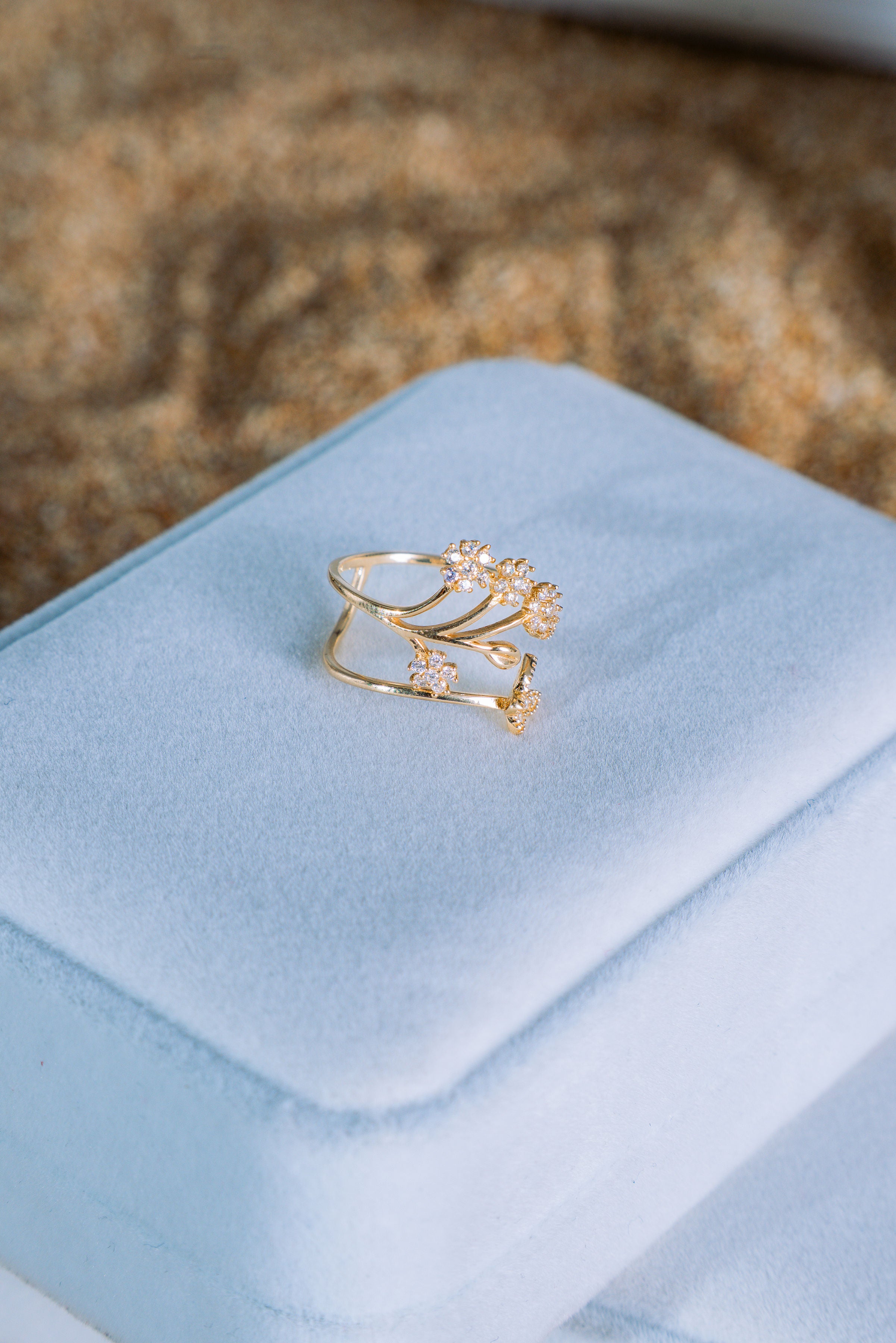 Anillo de flores con mariposa 14K