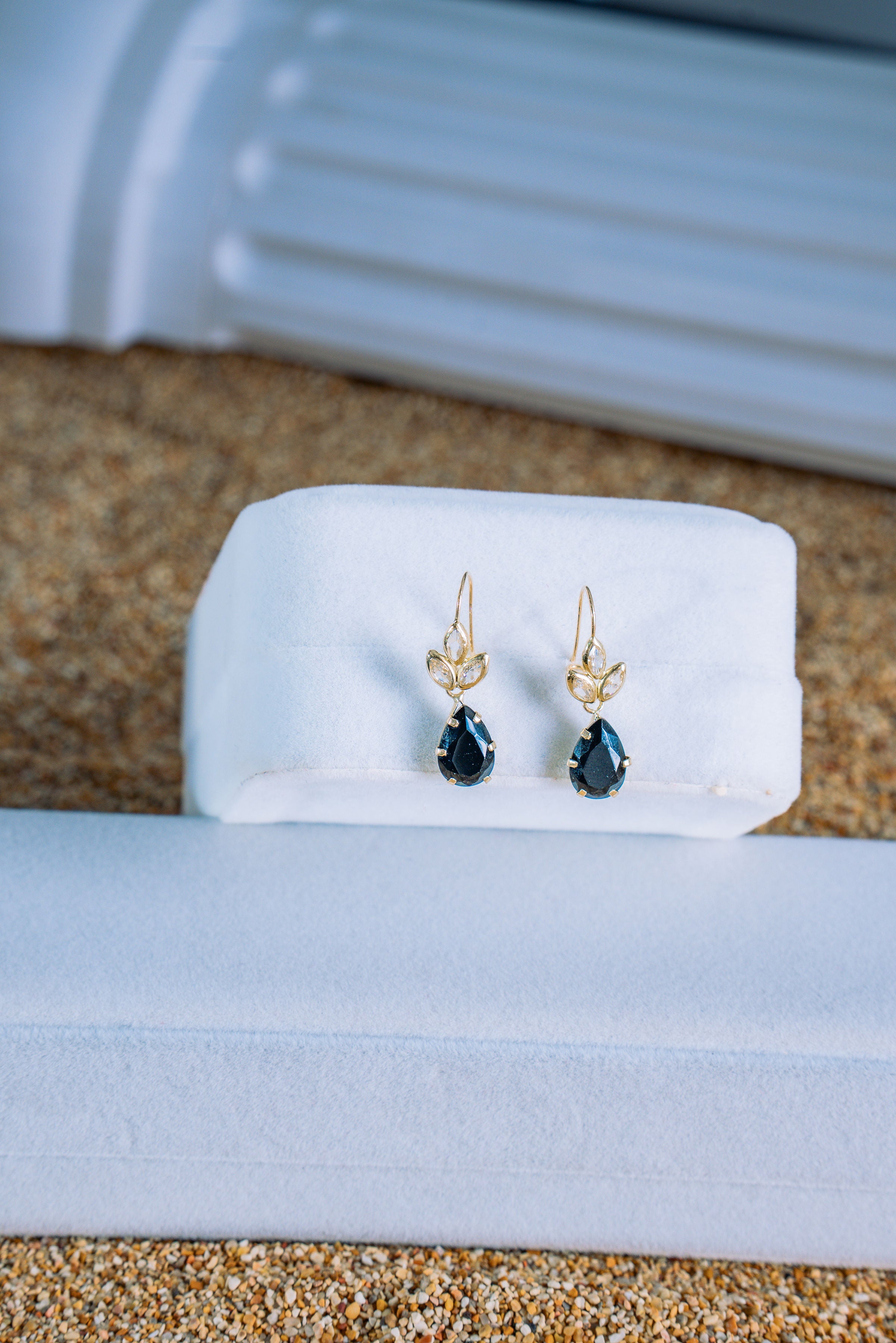 Aretes de gota negra 10K