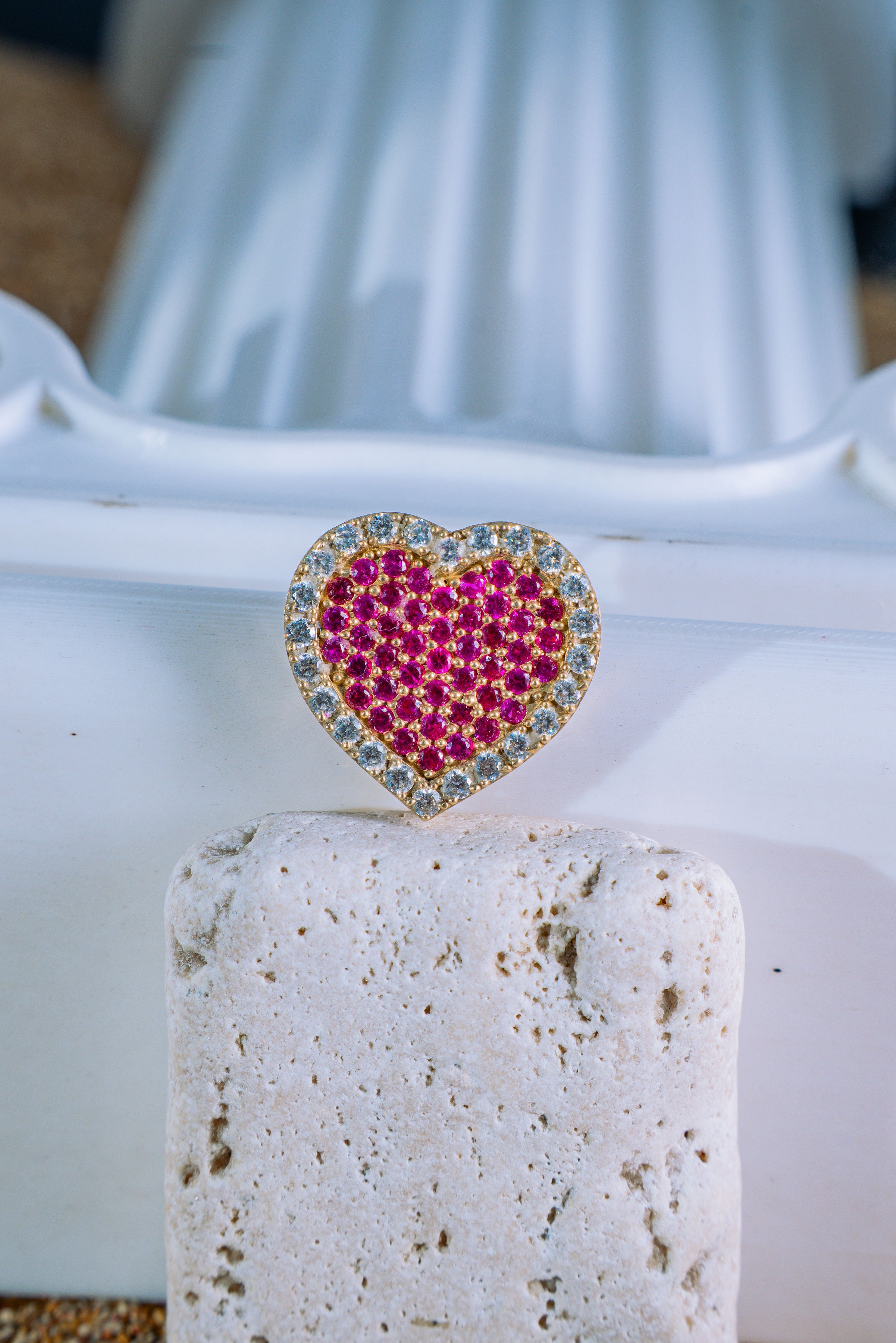 Dije corazón fuscia con piedras blancas alrededor 10K