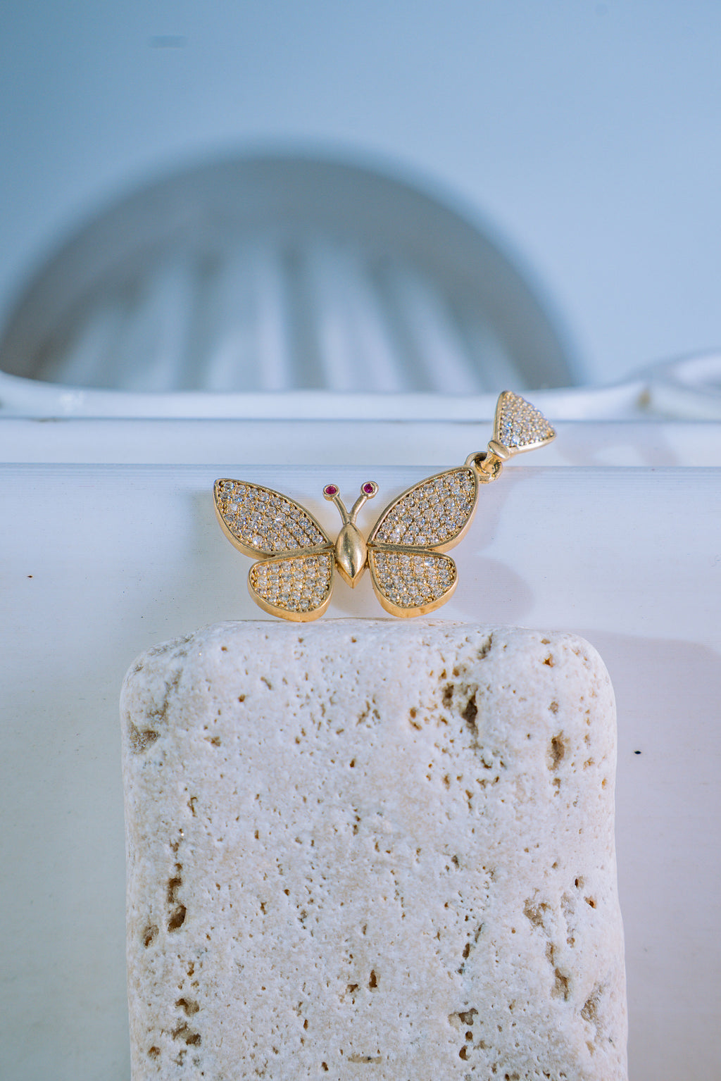 Dije de mariposa con piedras blancas 10K