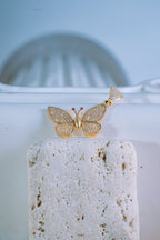 Dije de mariposa con piedras blancas 10K