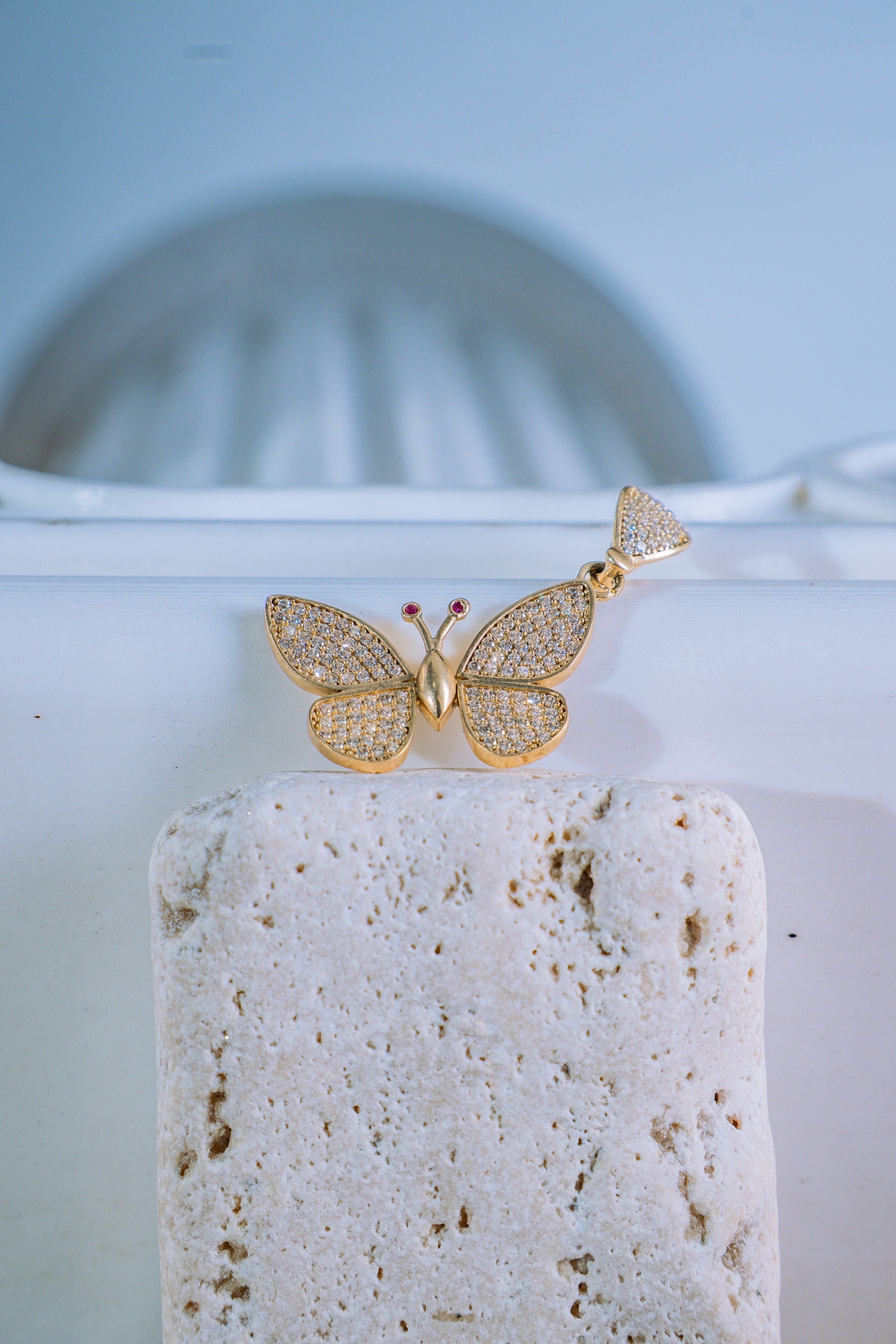Dije de mariposa con piedras blancas 10K