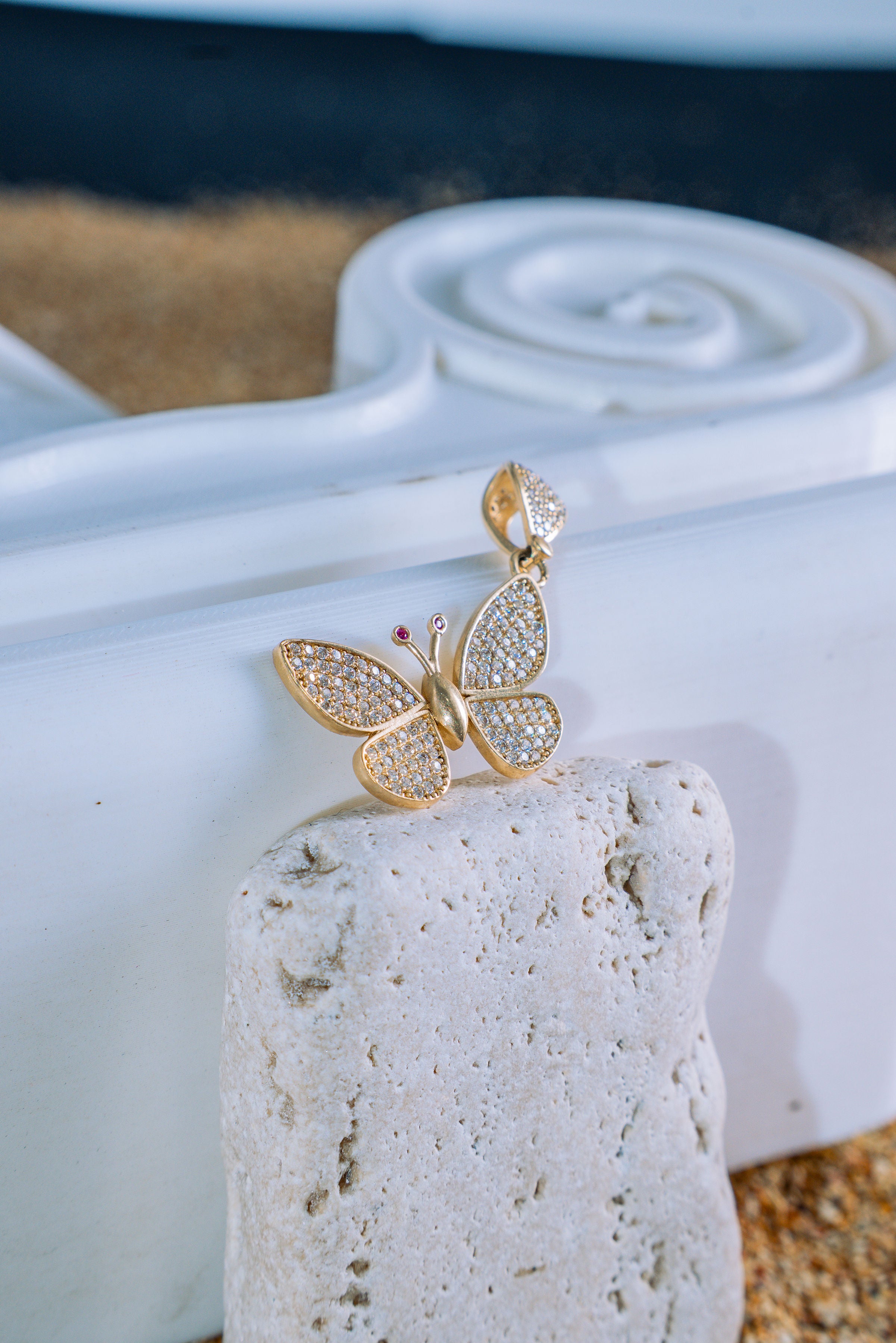 Dije de mariposa con piedras blancas 10K