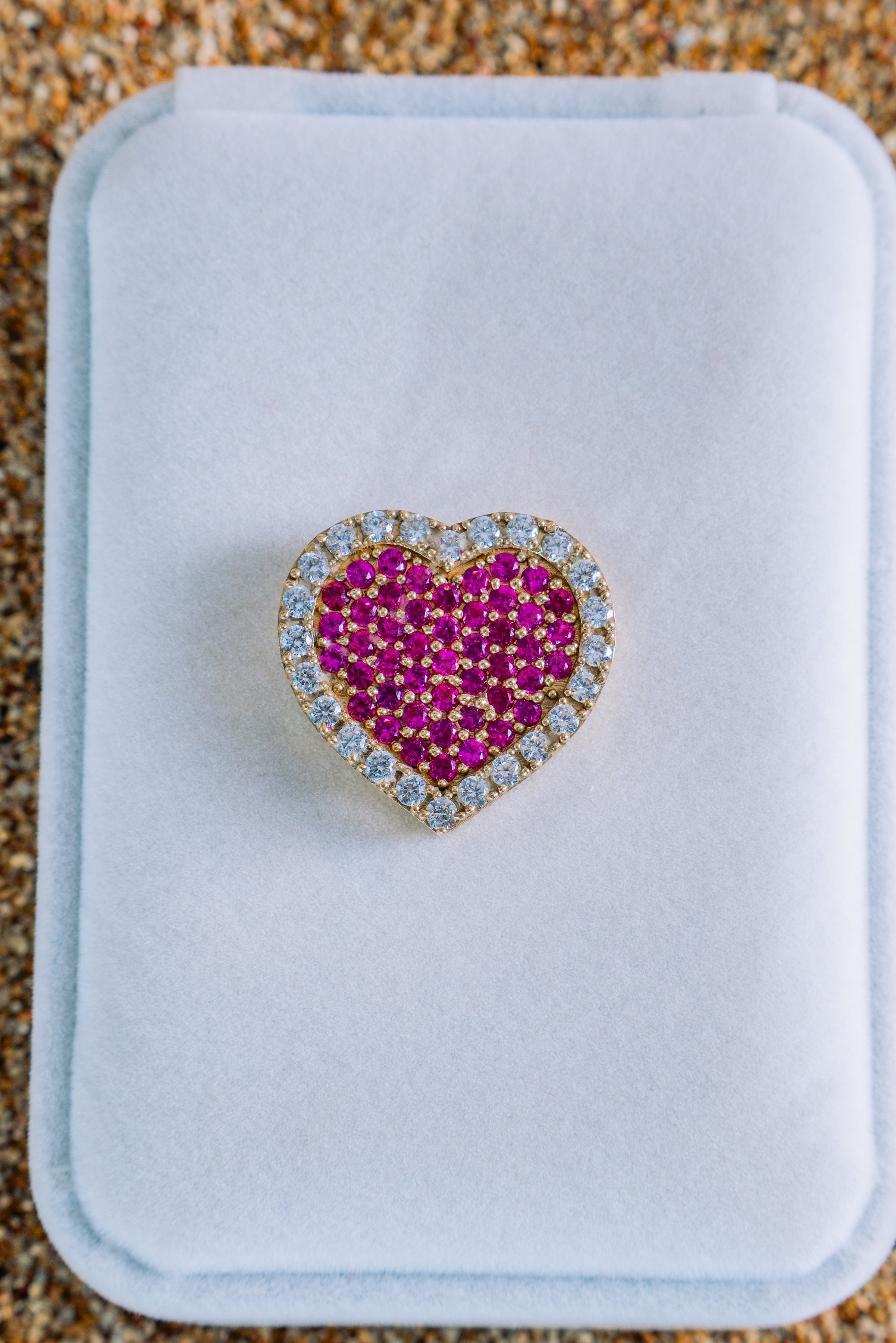 Dije corazón fuscia con piedras blancas alrededor 10K