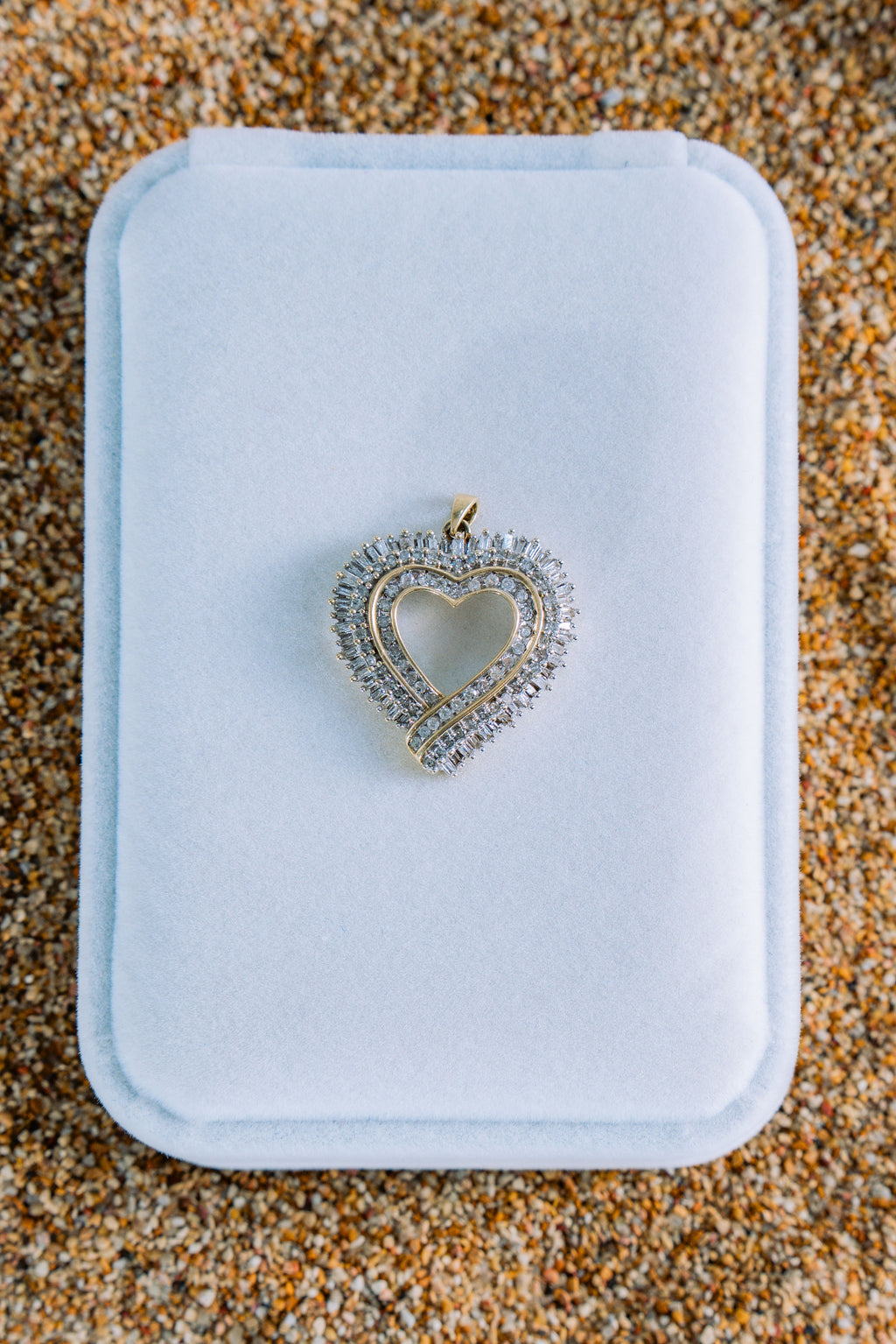 Dije de corazón con piedras blancas 10K