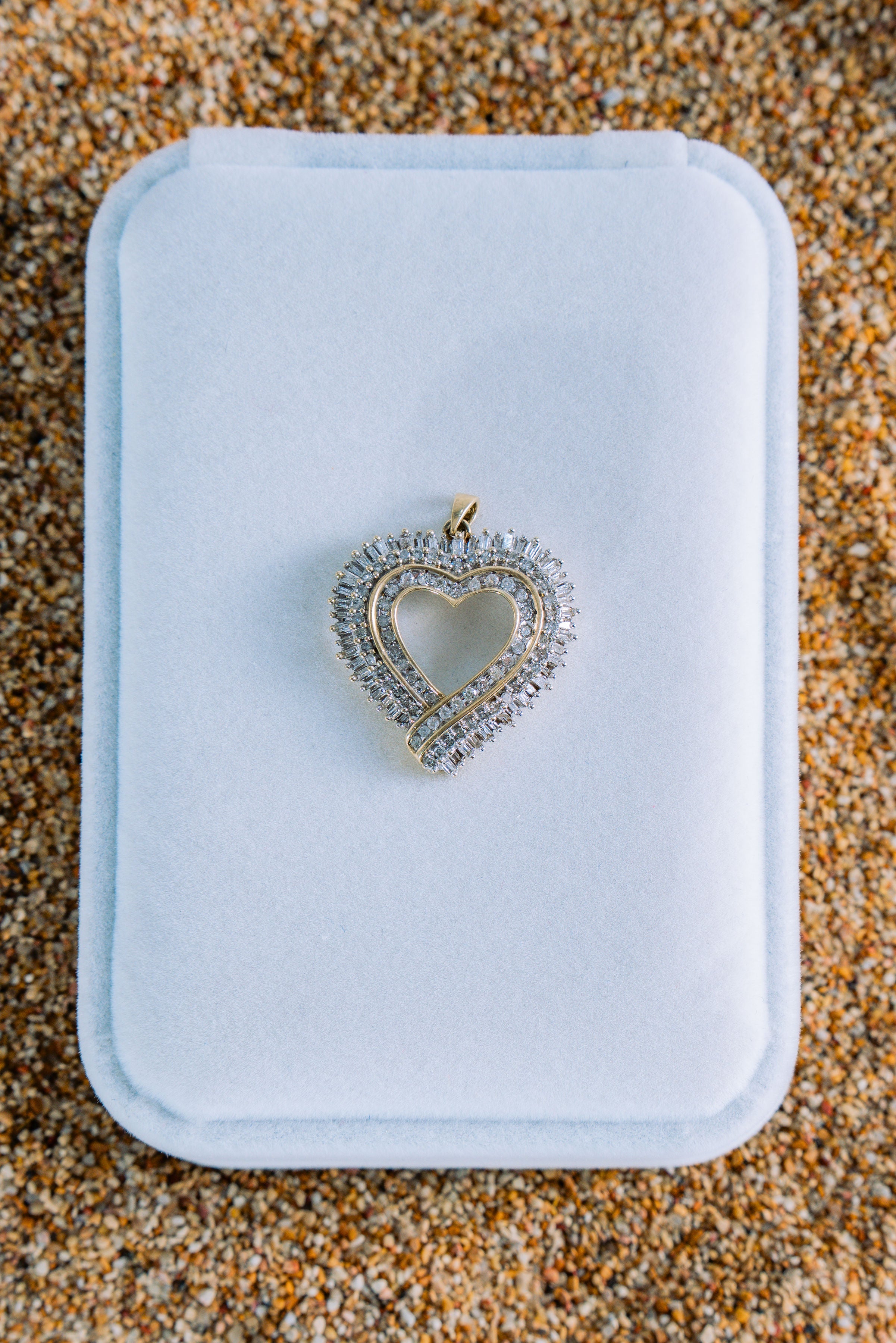 Dije de corazón con piedras blancas 10K