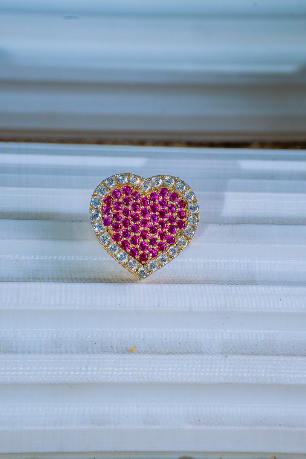 Dije corazón fuscia con piedras blancas alrededor 10K