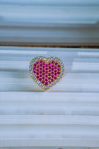 Dije corazón fuscia con piedras blancas alrededor 10K