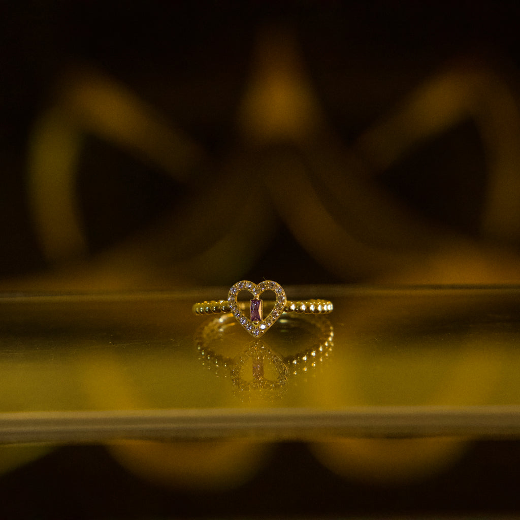 Anillo de Corazón con Zirconias Blancas y Piedra Lila 10K