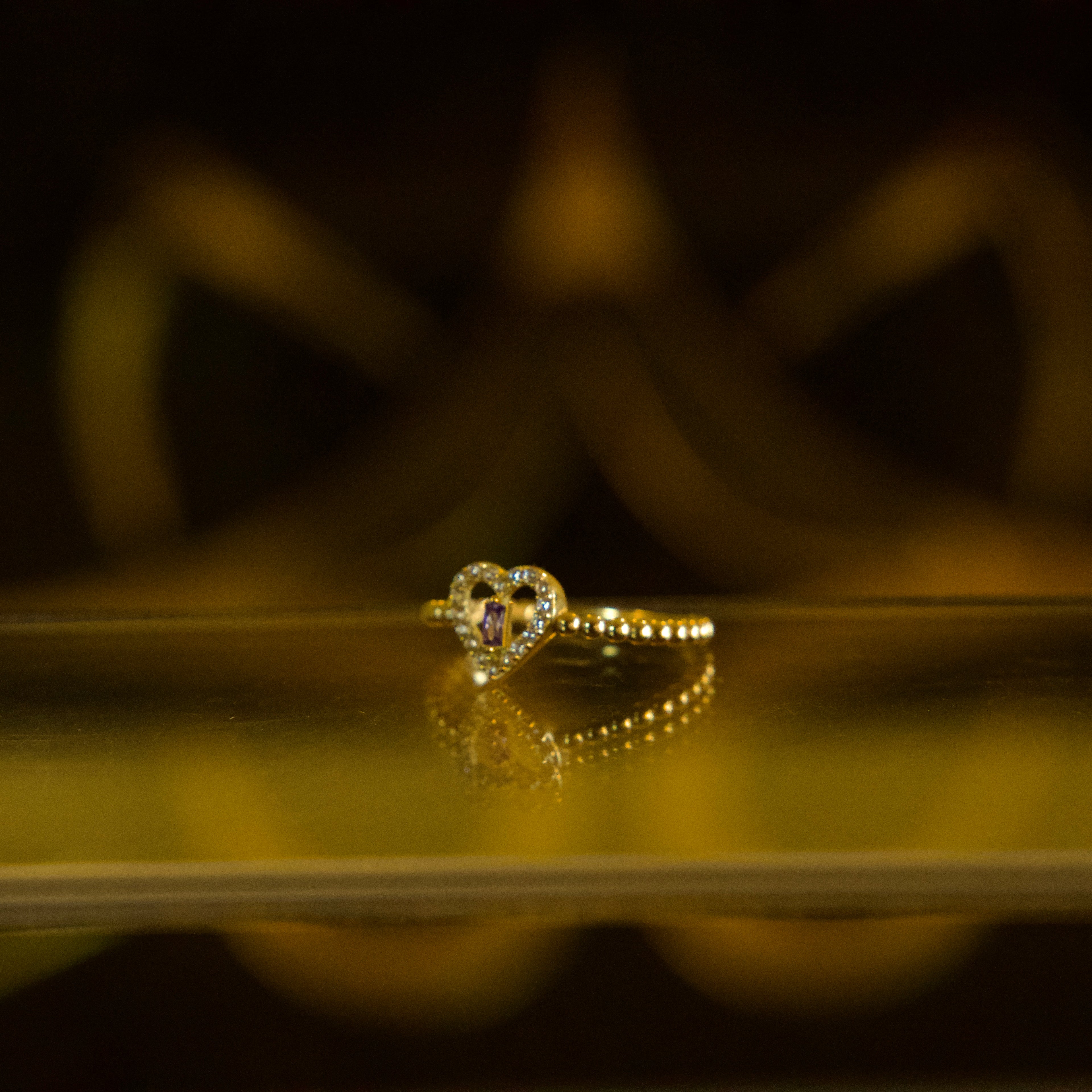 Anillo de Corazón con Zirconias Blancas y Piedra Lila 10K