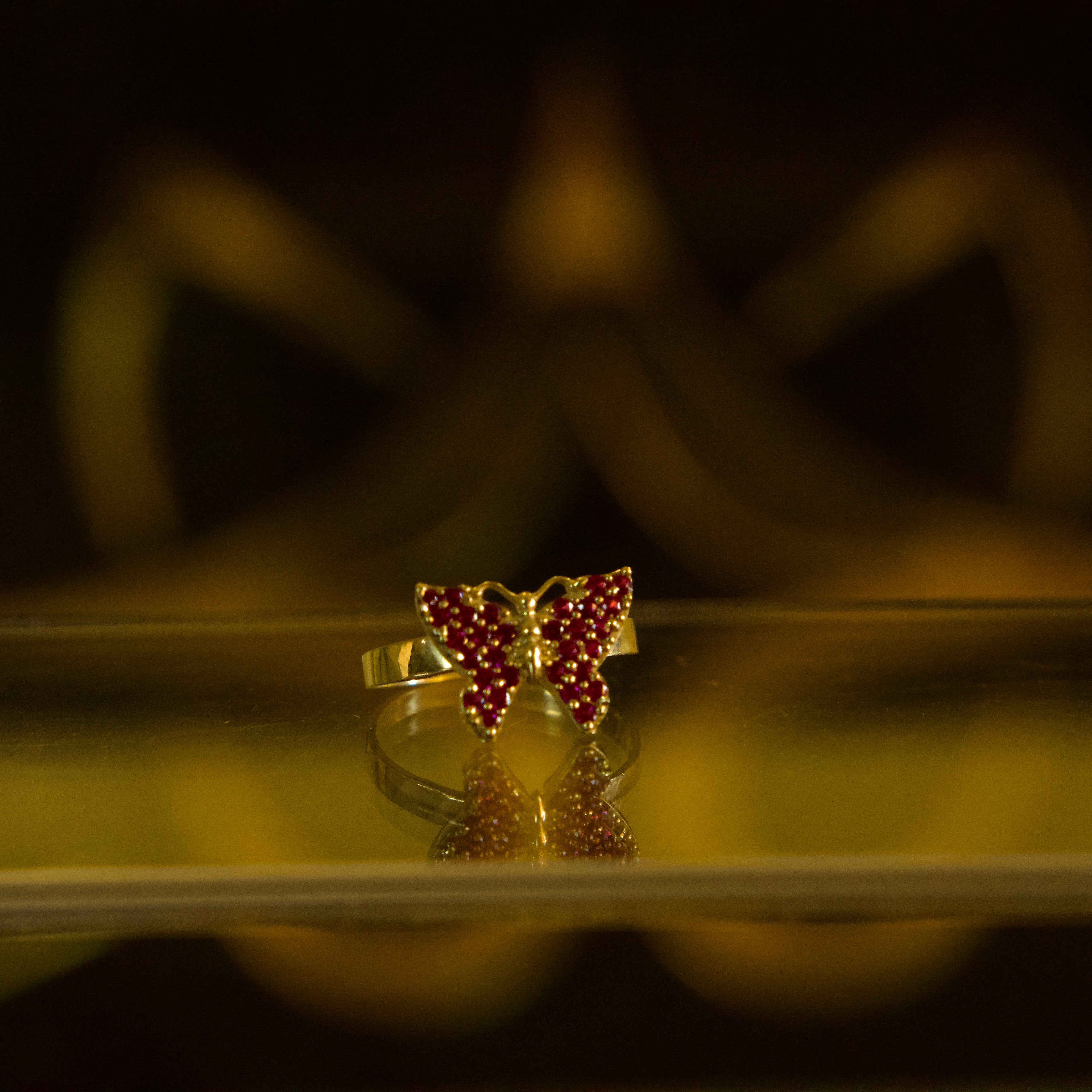 Anillo de Mariposa con Zirconias Fucsia 10K