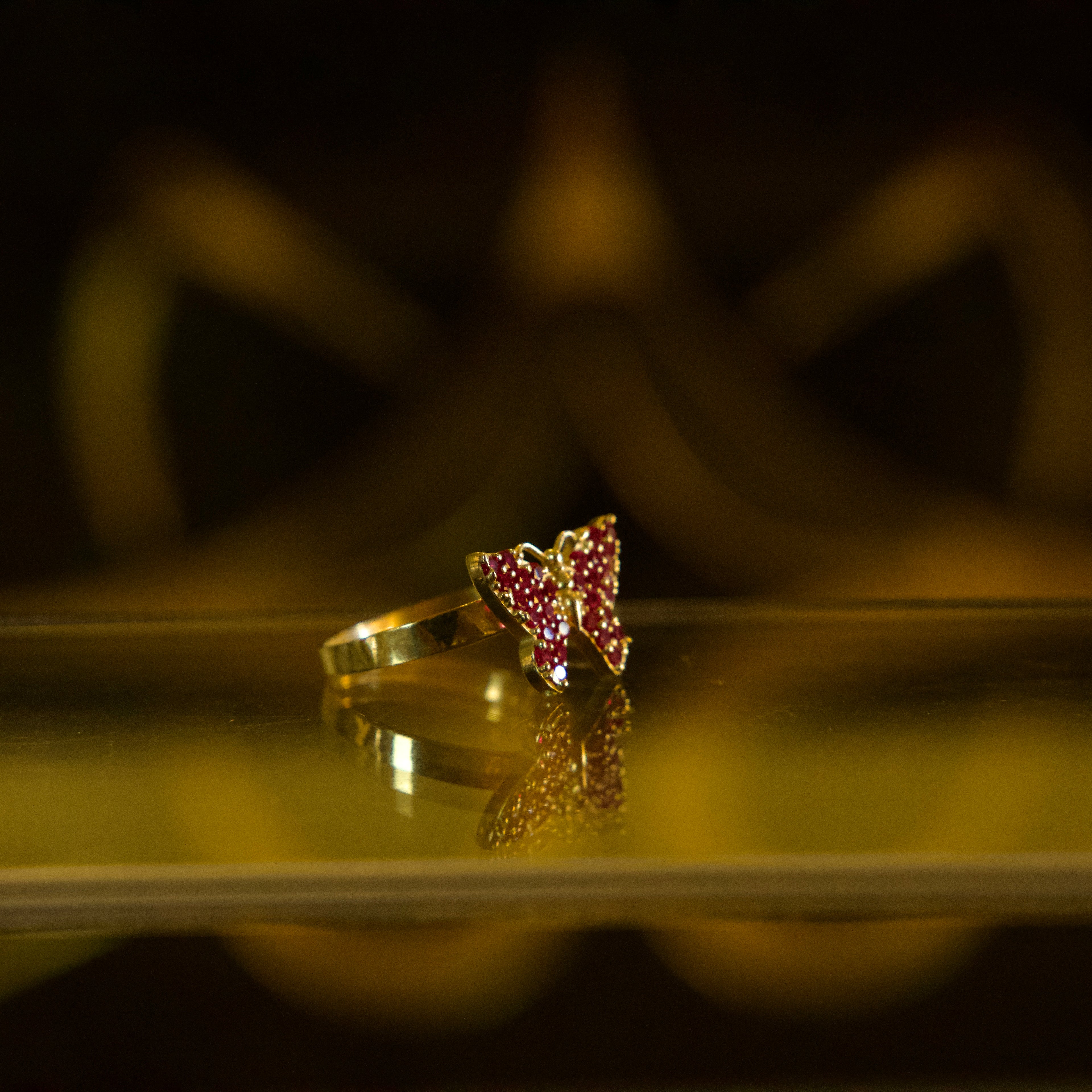 Anillo de Mariposa con Zirconias Fucsia 10K