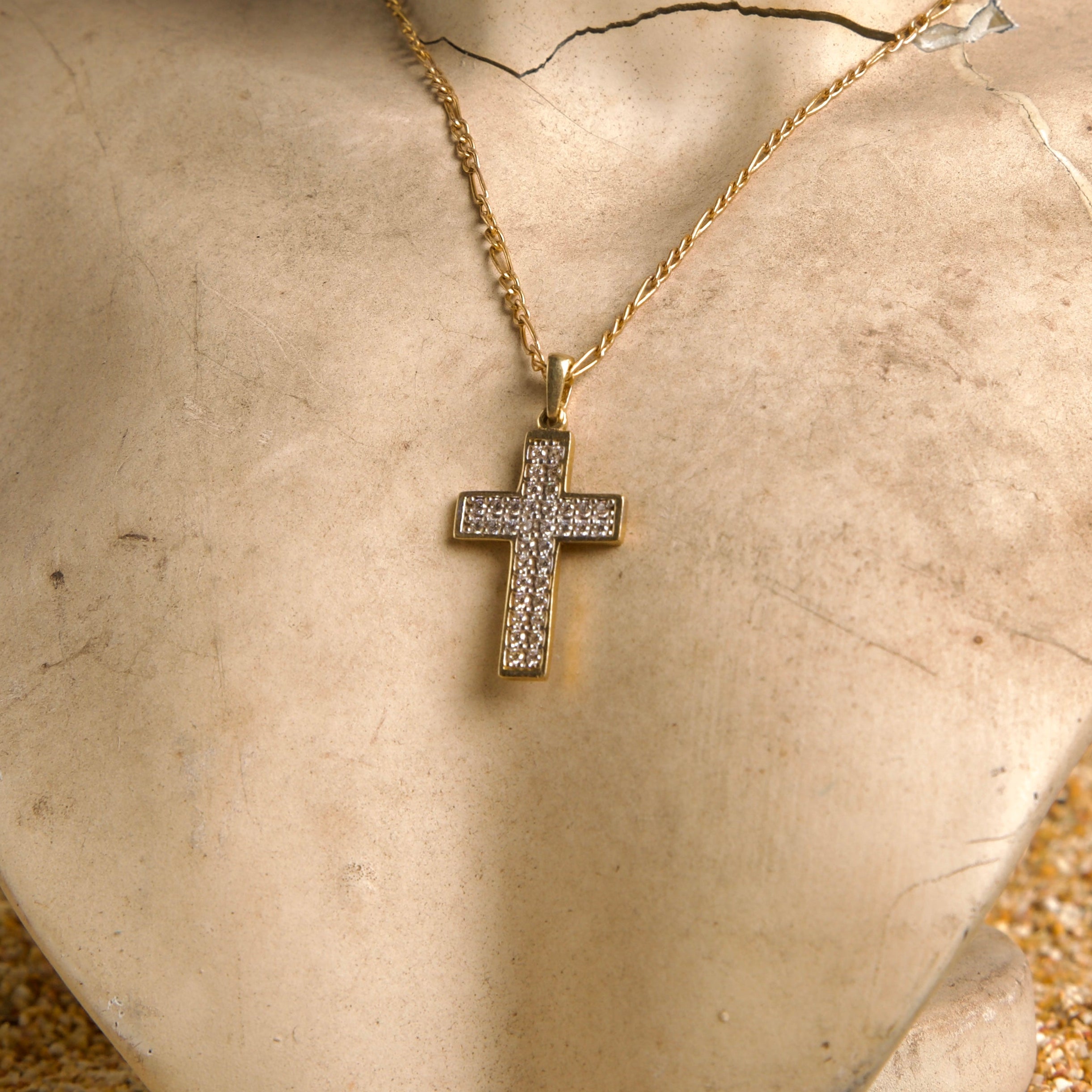 Dije de Cruz Cuadrada con piedras blancas 10K