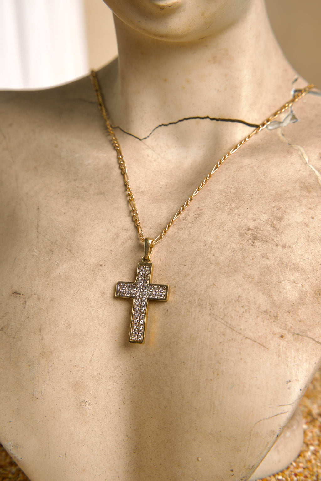 Dije de Cruz Cuadrada con piedras blancas 10K