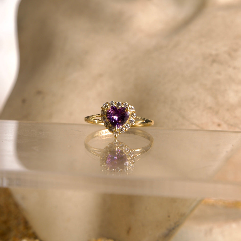 Anillo estilo Halo con forma de corazón morado 10K