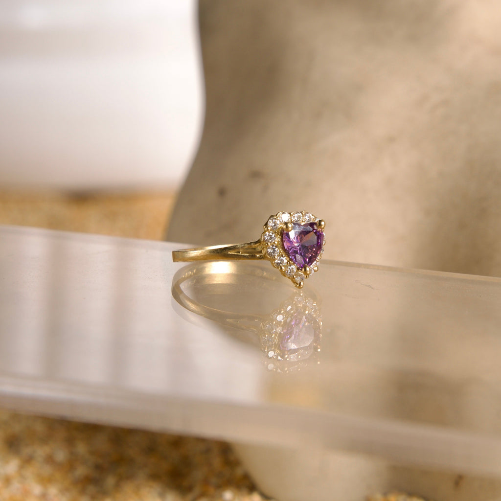 Anillo estilo Halo con forma de corazón morado 10K