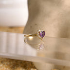 Anillo estilo Halo con forma de corazón morado 10K