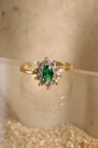 Anillo estilo Halo con piedras Verdes y Blancas 10K