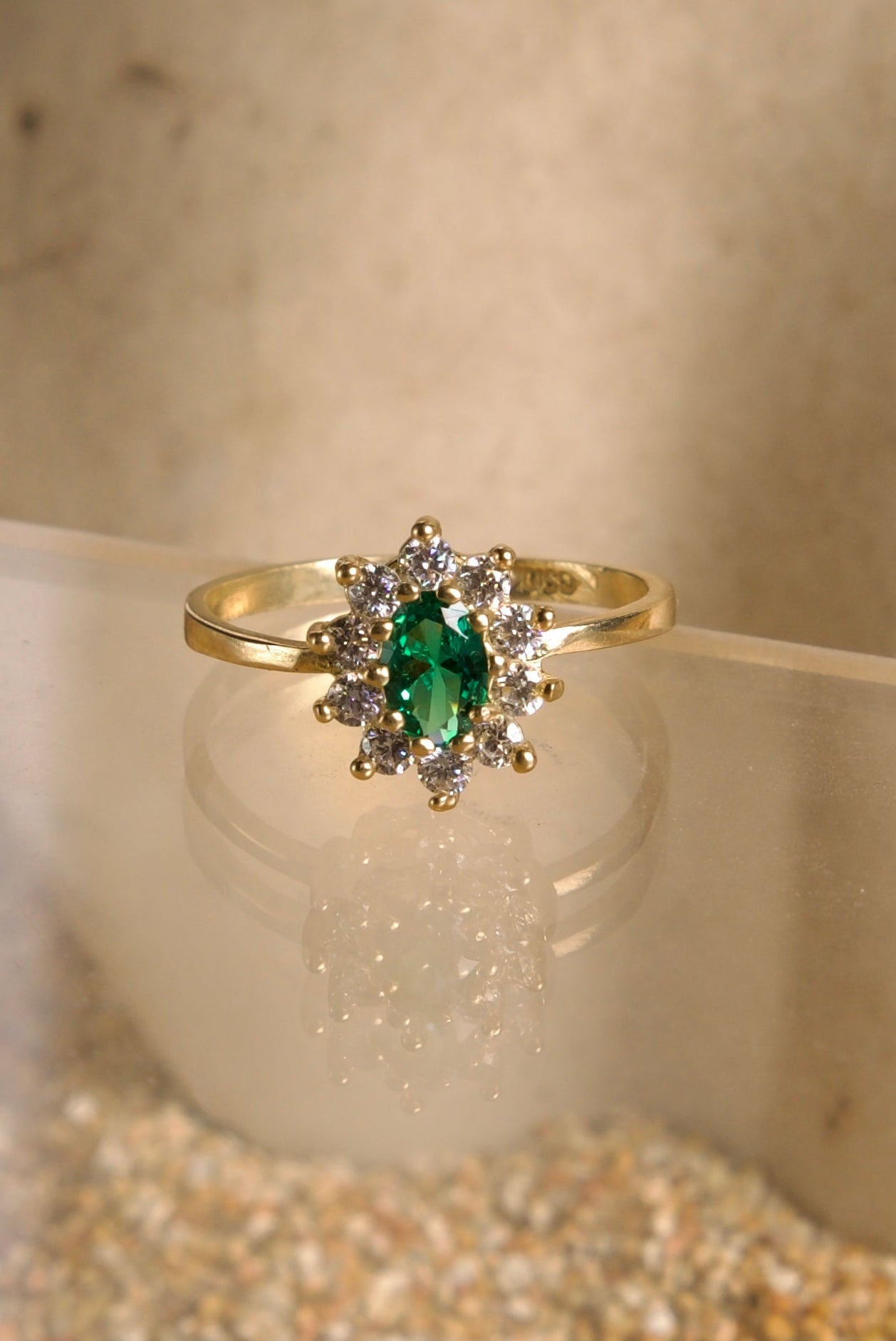 Anillo estilo Halo con piedras Verdes y Blancas 10K