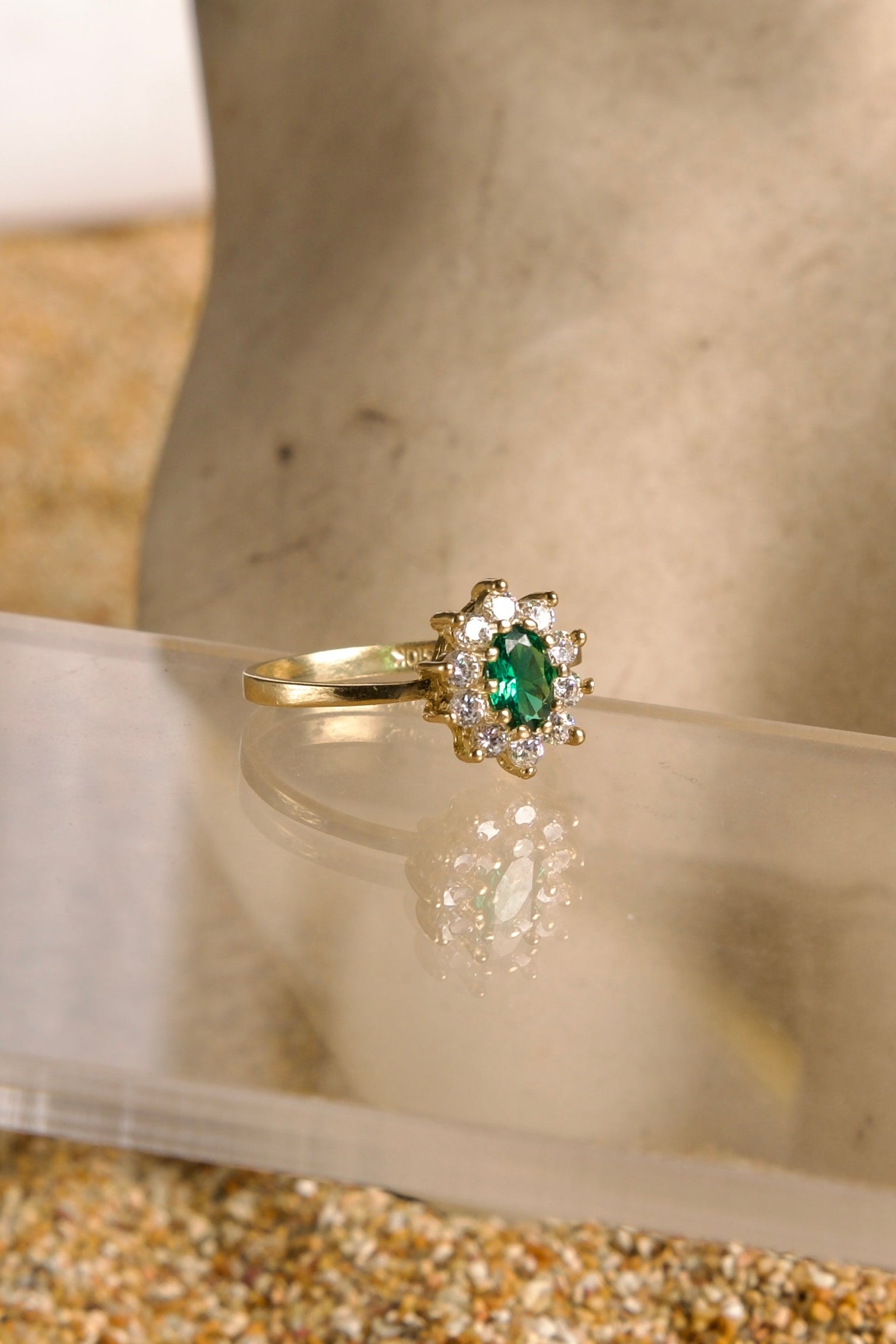 Anillo estilo Halo con piedras Verdes y Blancas 10K