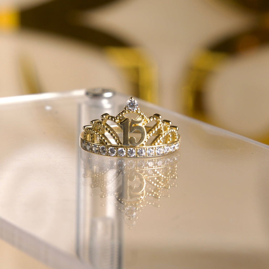 Anillo de 15 años con forma de Corona 10K
