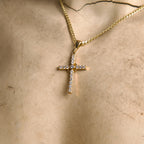 Dije de Cruz con piedritas blancas 10K