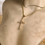 Dije de Cruz con piedritas blancas 10K