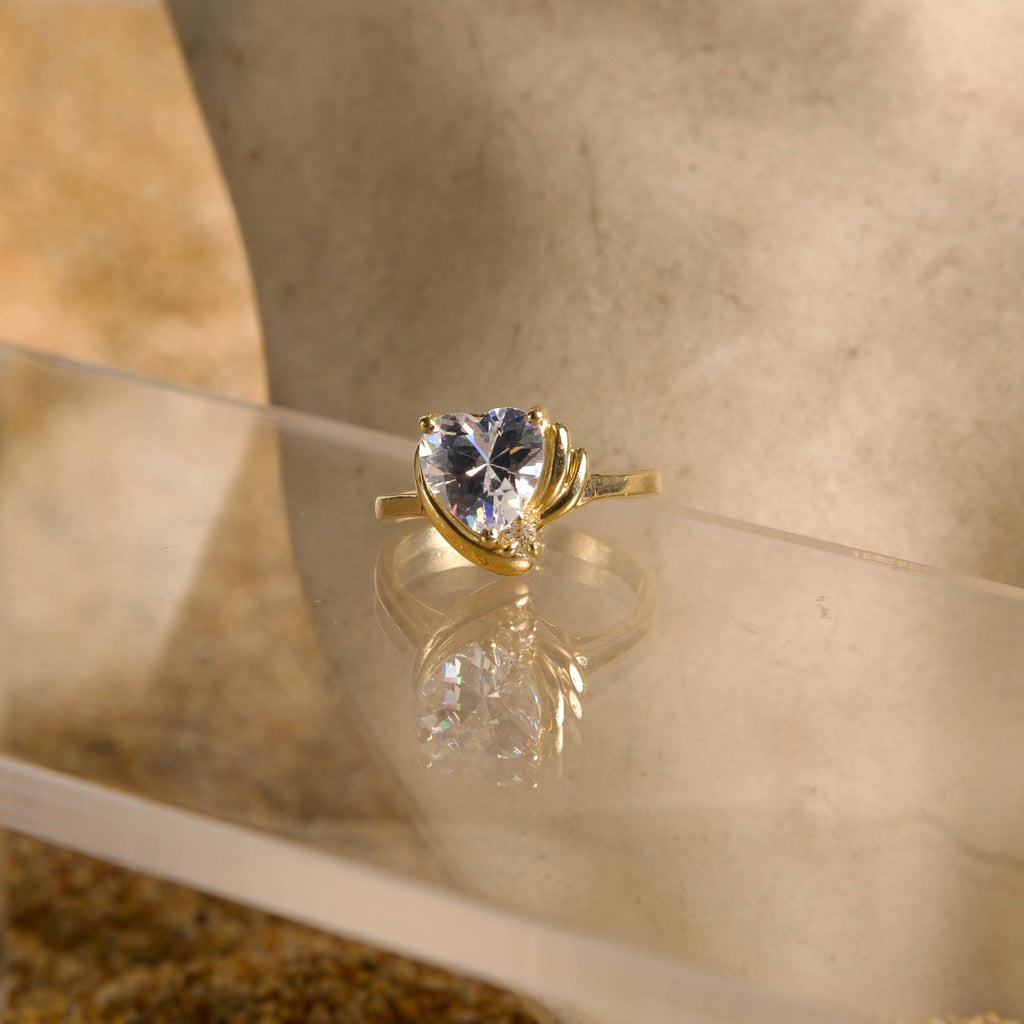 Anillo con piedra en forma de Corazón 10K