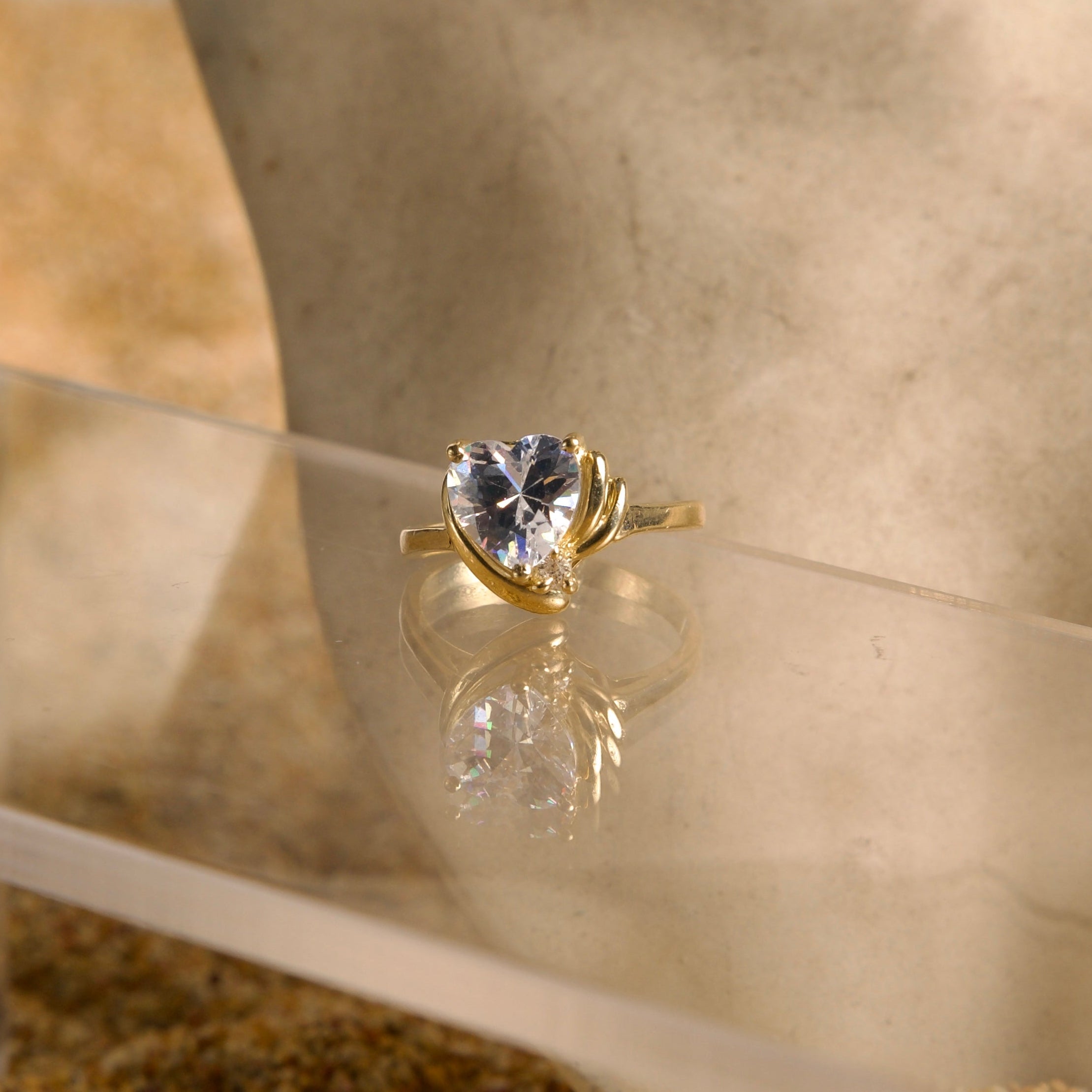 Anillo con piedra en forma de Corazón 10K