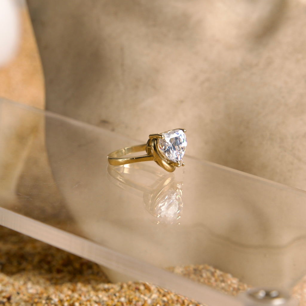 Anillo con piedra en forma de Corazón 10K