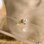Anillo con piedra en forma de Corazón 10K