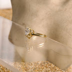 Anillo con piedra en forma de Corazón 10K