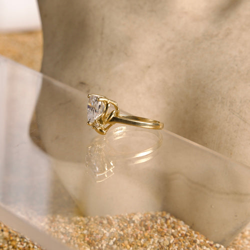 Anillo con piedra en forma de Corazón 10K