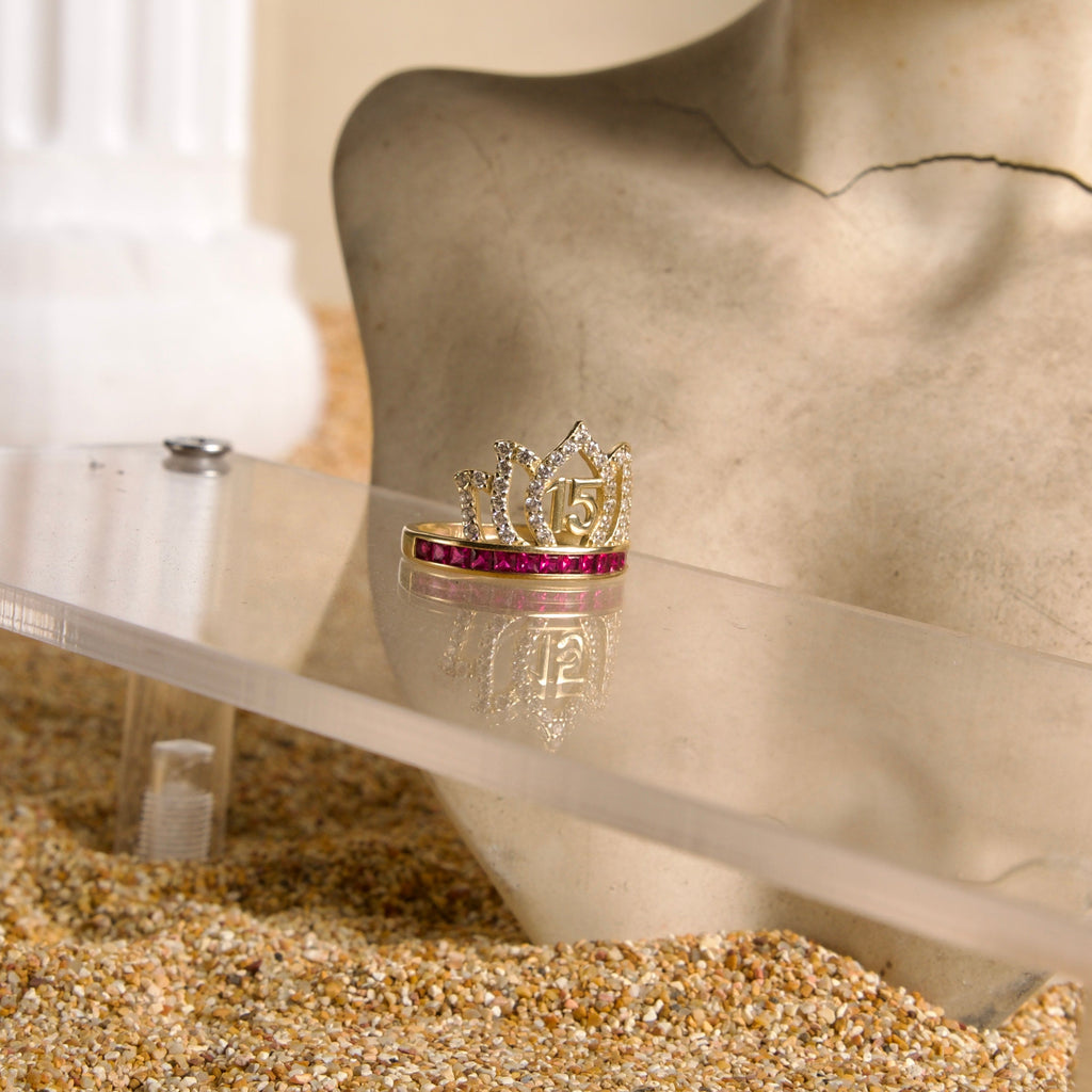 Anillo de 15 años de Corona con piedras fucsia 14K