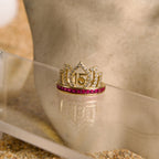 Anillo de 15 años de Corona con piedras fucsia 14K