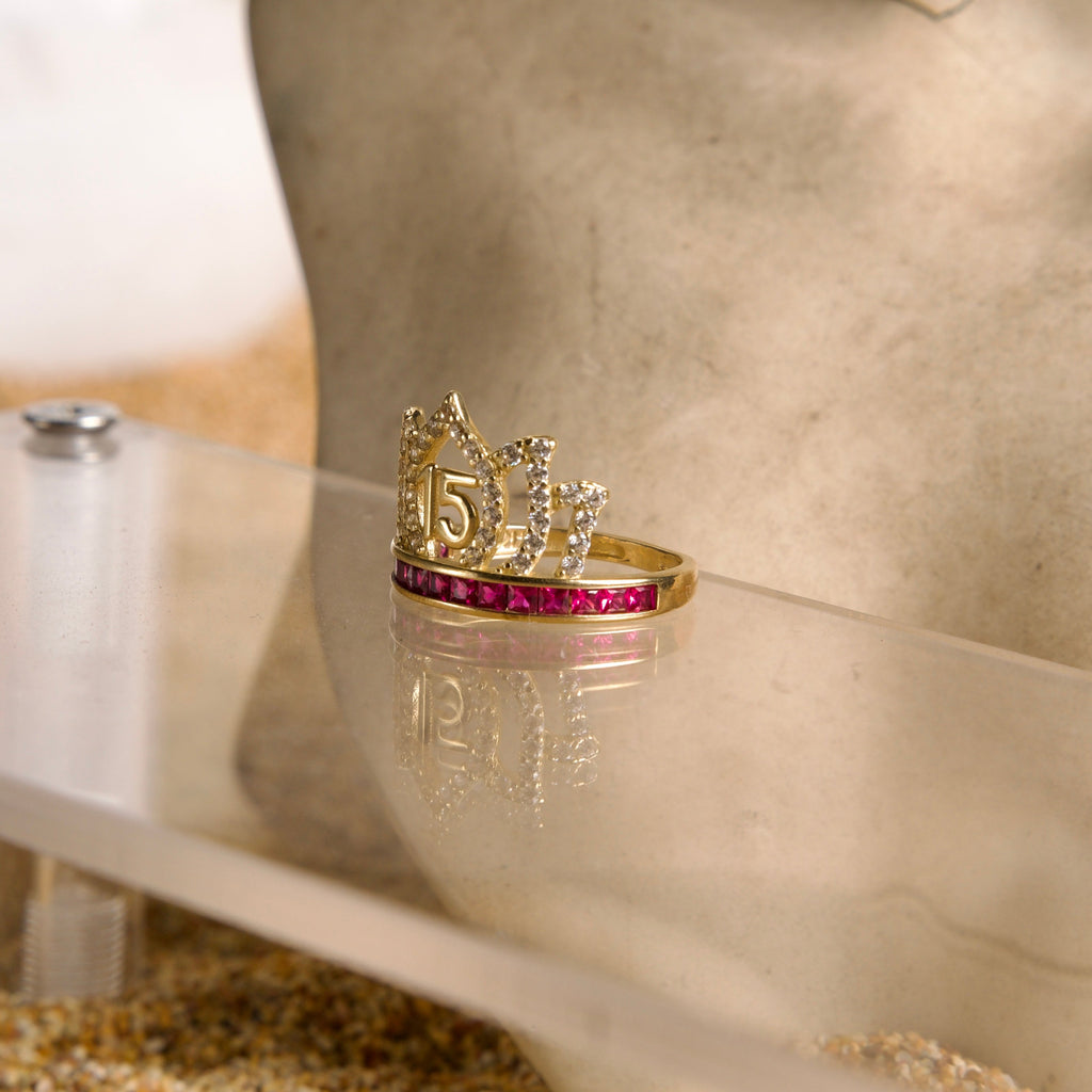 Anillo de 15 años de Corona con piedras fucsia 14K