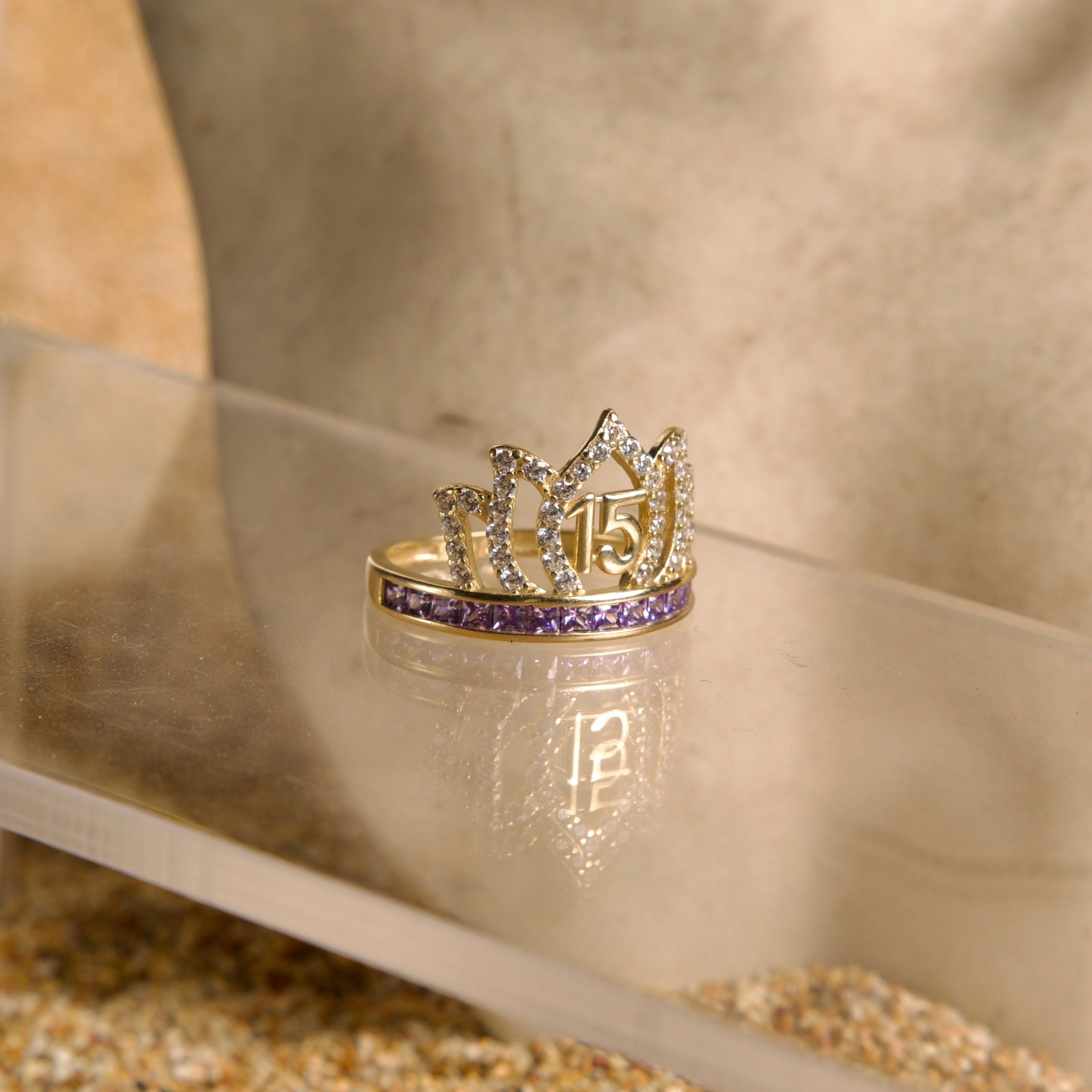 Anillo de 15 años de Corona con piedras moradas 14K